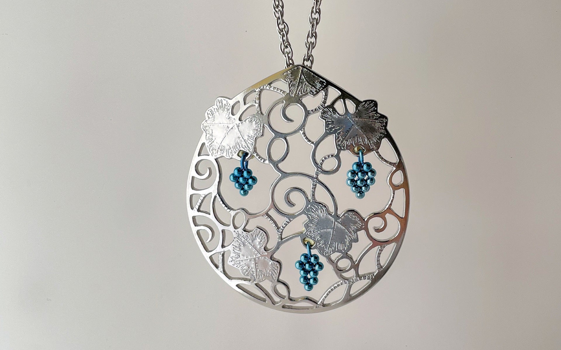 【チタンクラフト／アトリエ　YOU】チタン透かし彫り葡萄ペンダント兼ブローチ