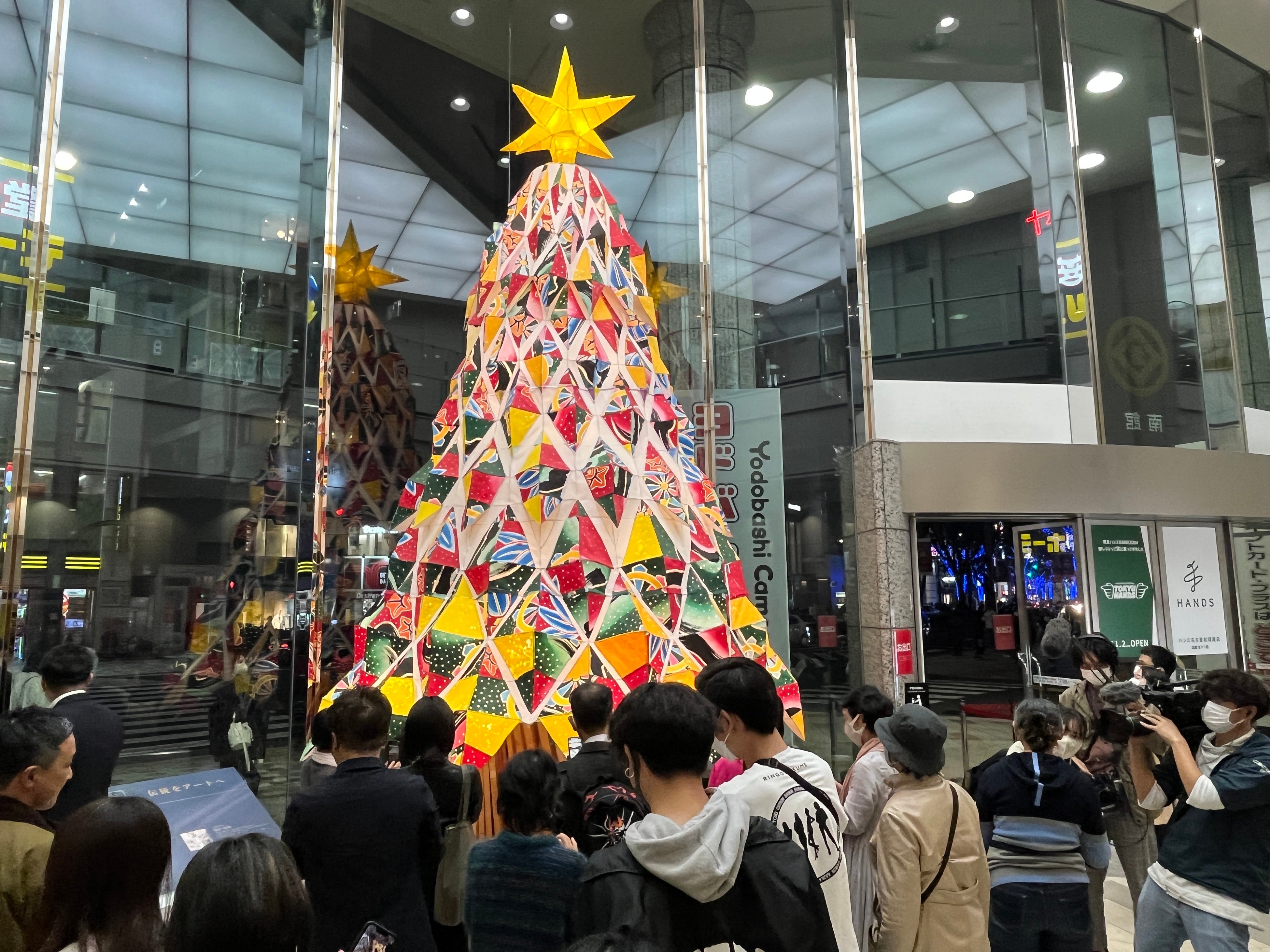 多くのお客様が近くでじっくりとご覧になる様子