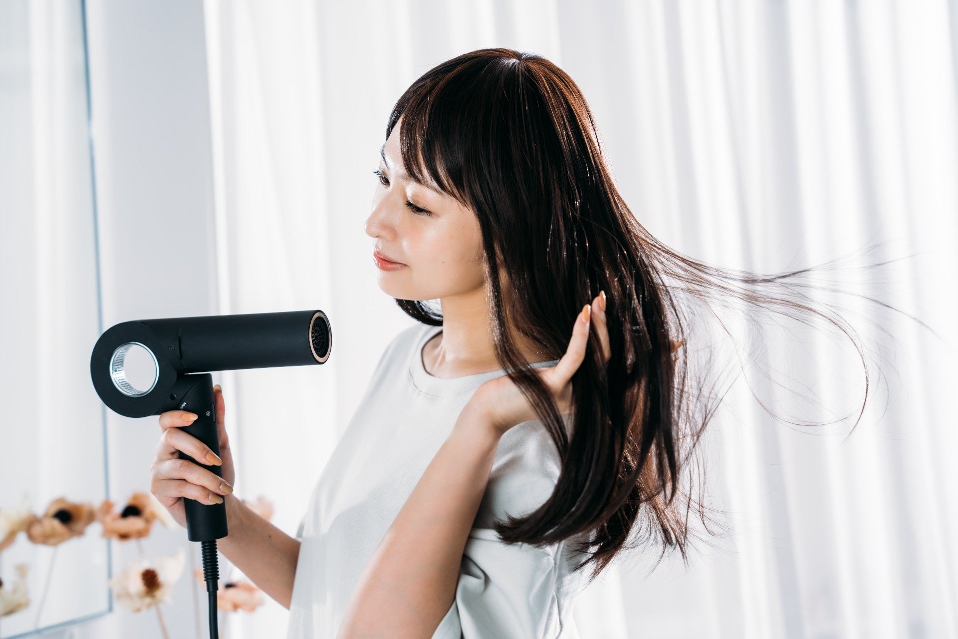 cadre(カドレ)　YouTuber ヒカルさん×格闘家朝倉未来さんのYouTube番組から生まれた、「新しい」を提供する総合家電メーカー。ファーストプロダクトのドライヤーは折りたためてコンパクトかつ、軽量なのに大風量設計が特徴。