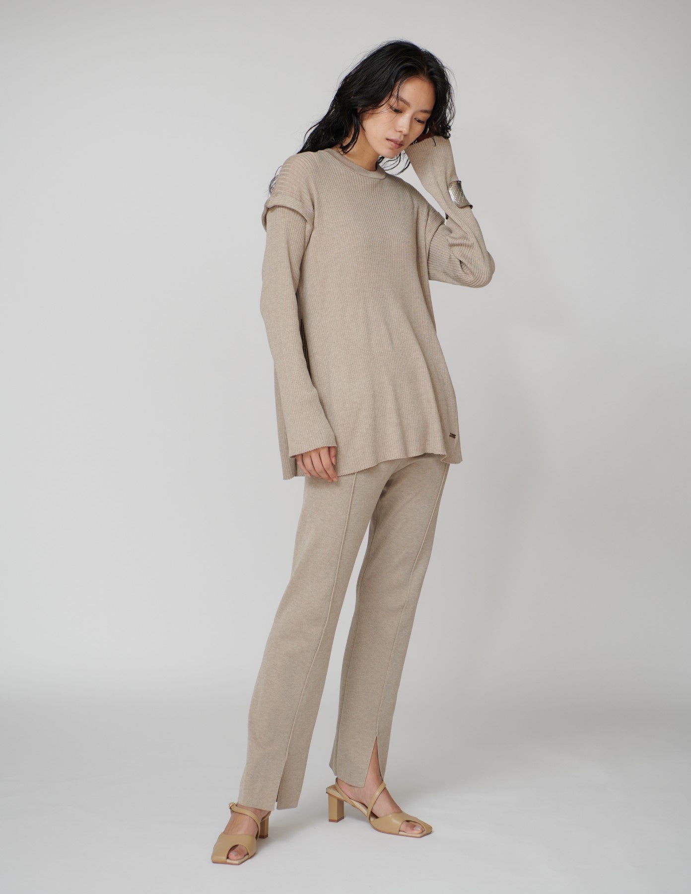 36 年間補整下着を作り続けた株式会社ダイアナによる、女性に寄り添う新フェムケアブランド。ダイアナの誇る「補整」ノウハウとア パレルの洋服技術を組み合わせた、補整インナー内蔵アパレル。