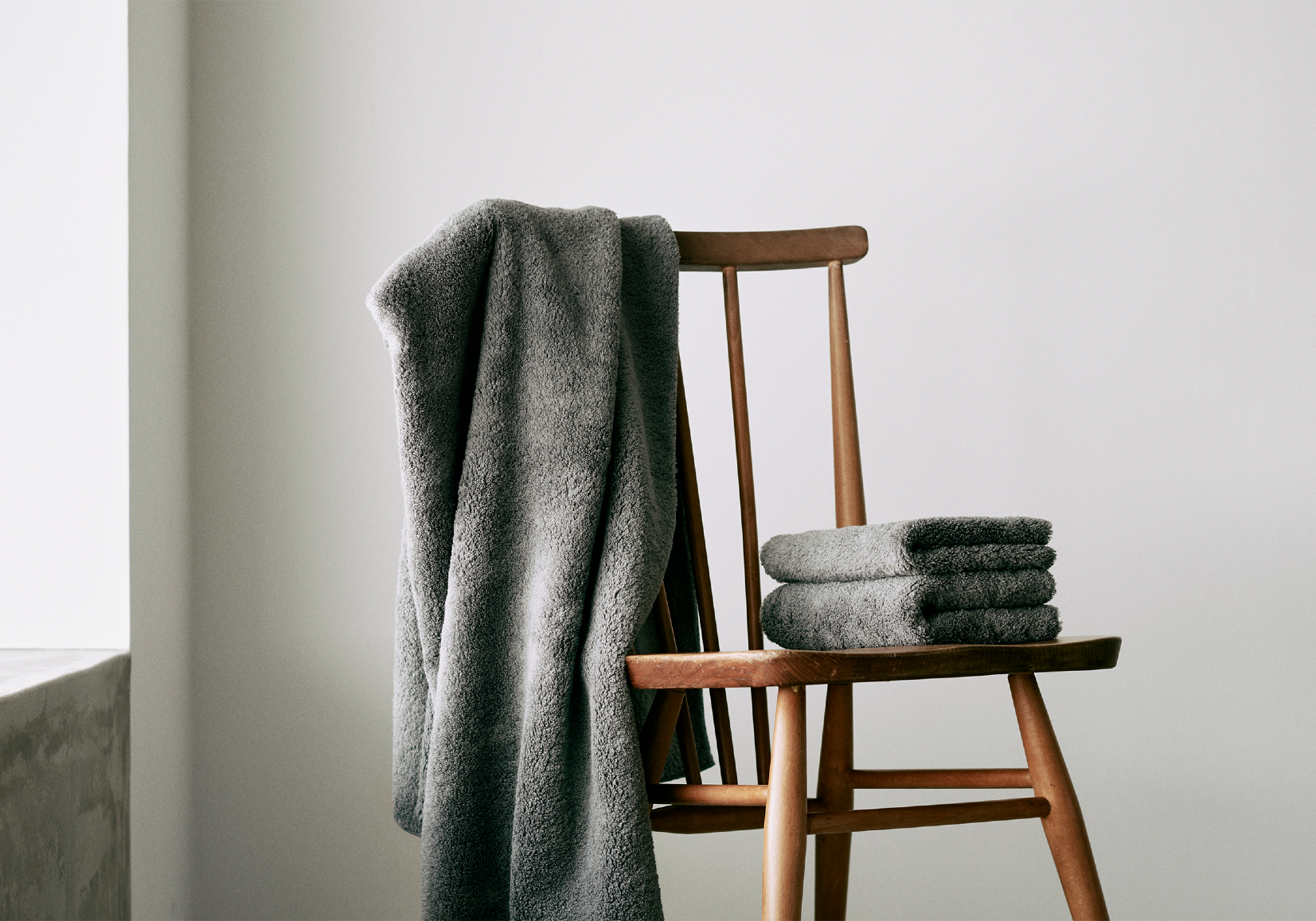 Wellis(ウェリス)　循環型タオル事業ブランドとして、2022年グッドデザイン賞受賞。日本の技術で生み出される、高品質なものづくりを探求し作り上げたタオル。特別な甘撚サステナブルコットンを使用し、毛羽が少なく、軽くて柔らかく吸水性に優れることが特徴