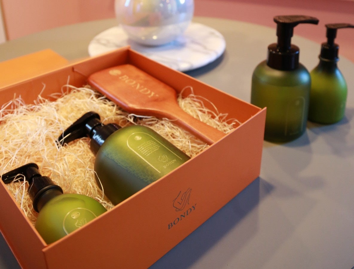 BONDY(ボンディ) モデル、インフルエンサーの結子さんが代表を務める。100 人の ママの声をもとに商品開発を行い、赤ちゃんはじめ家族一緒に 使えるオールインワンソープとボディクリームを展開。こだわったギフ トボックスも人気。