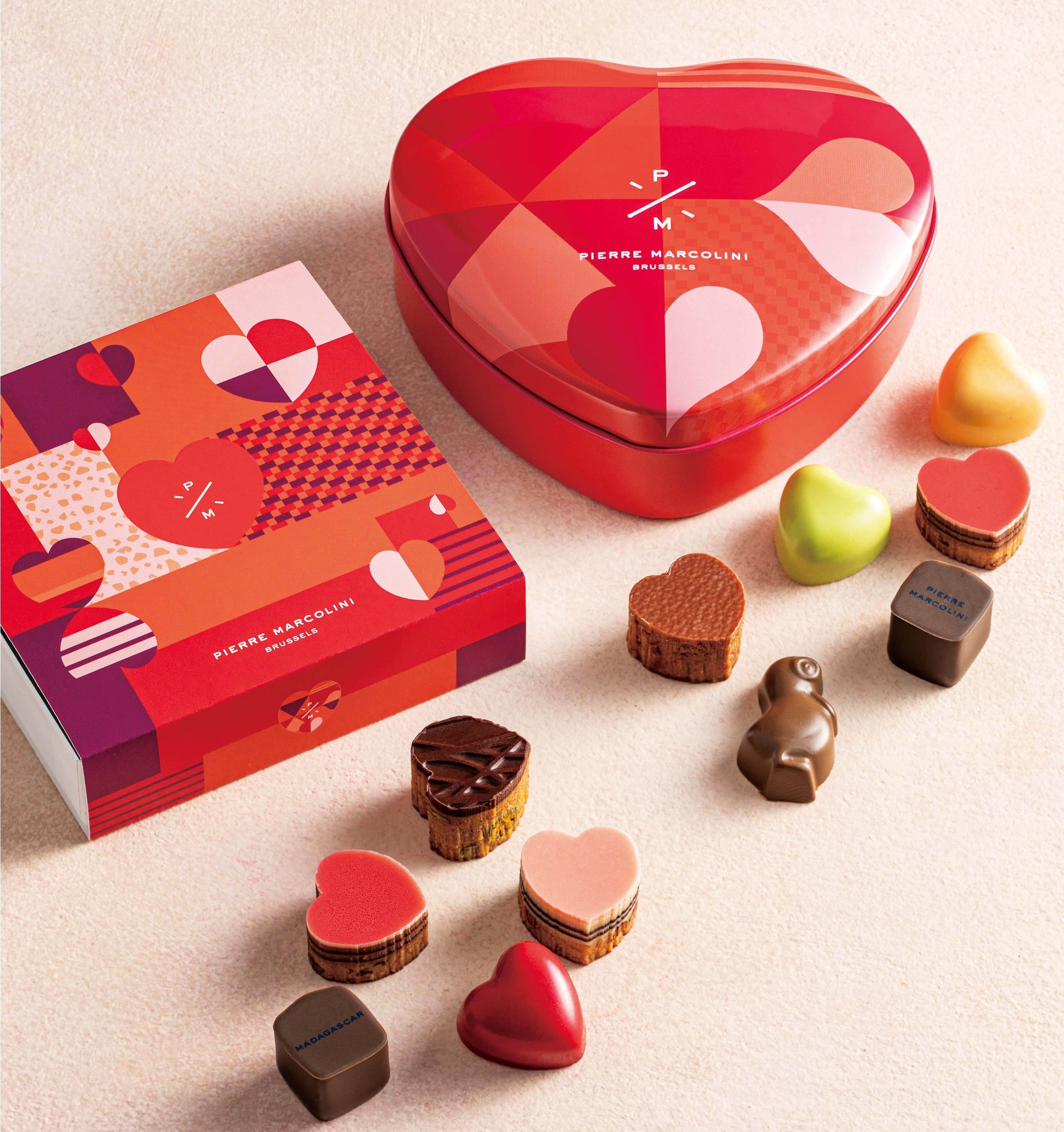 右上： コフレ クール (9個入り) 税込4,050円 　　左下：ヌーヴェル セレクション (9個入り) 税込3,996円