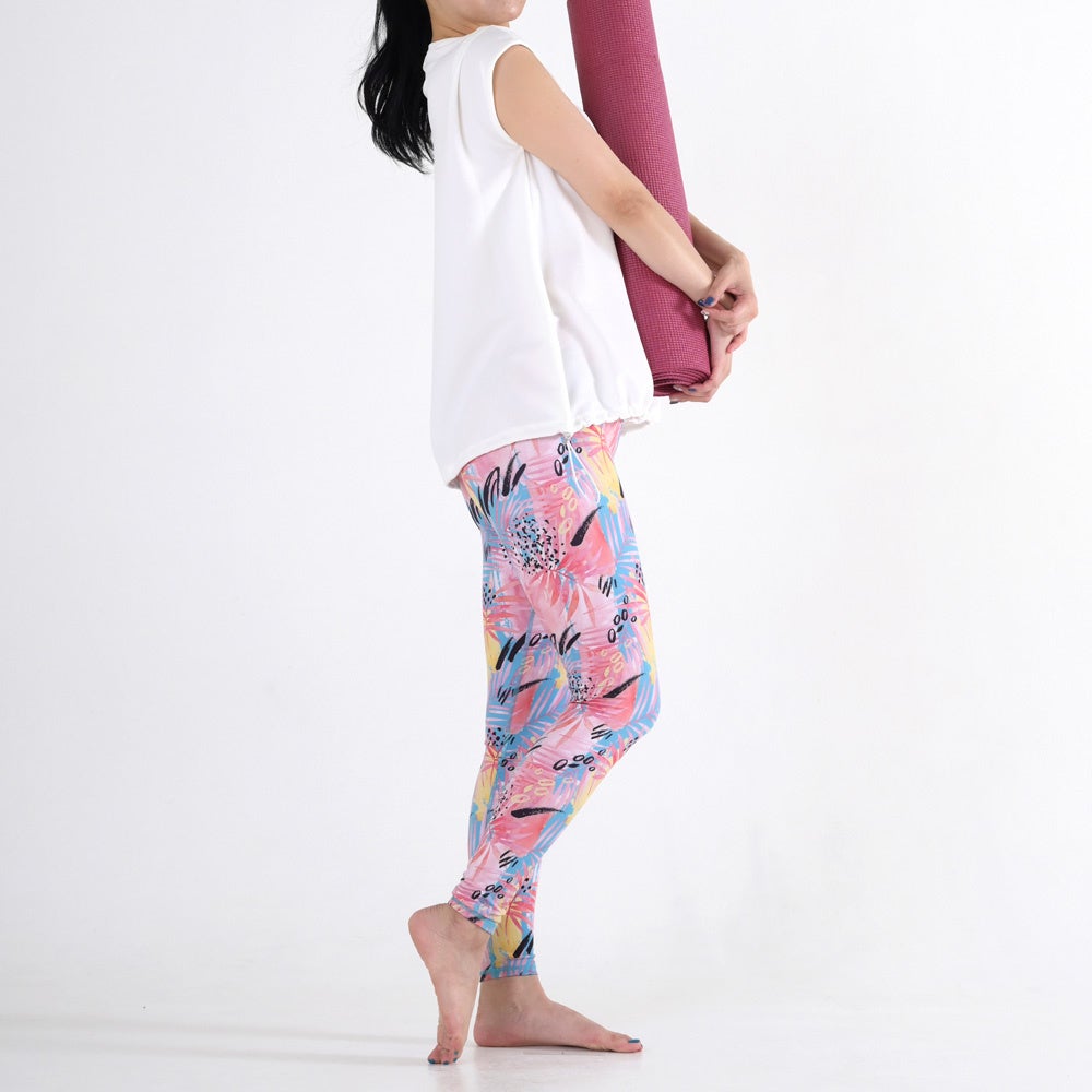 長時間はいても疲れない快適なはき心地&上品なデザインでヨガや宅トレ、ウェルネスライフをサポート。日本人向けサイジングで、スリム～ぽっちゃり体型まで幅広く対応。ココロとカラダにフィットする快適なウェアで健やかなライフスタイルを。