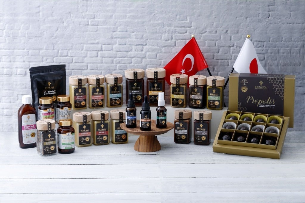 女性ミツバチ博士が息子の病弱な体質をミツバチ製品によって解消した経験から、2013年にトルコで生まれたブランド。愛と情熱を注いだミツバチ製品をお届けします。