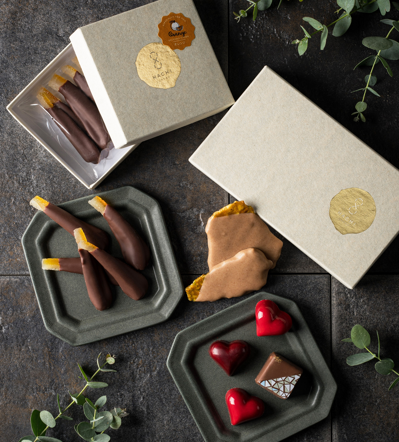 ▲(右)バレンタインショコラBOX(ボンボンショコラ4種、アマンドピスターシュ2枚)　税込2,800円、(左)オランジェット10本入りBOX　税込1,890円