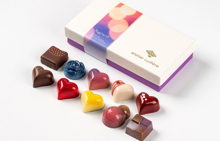 ▲九州ショコラ (4個入り)税込1,728円、(6個入り)税込2,484円、(8個入り)税込3,942円 九州各地の美味しい食材を、ぎゅっと閉じ込めて箱を開けた時に、宝石をもらったような幸せな気持ちになるショコラをお届けします。