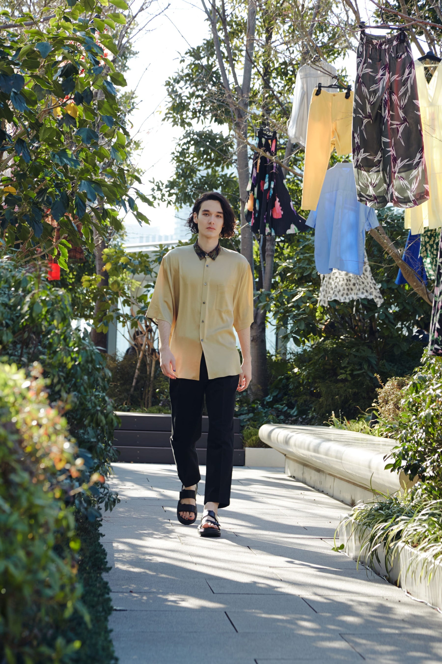 草木染めしたオリジナル生地を使ったシャツ で性別問わずに着られるコーディネートを披露