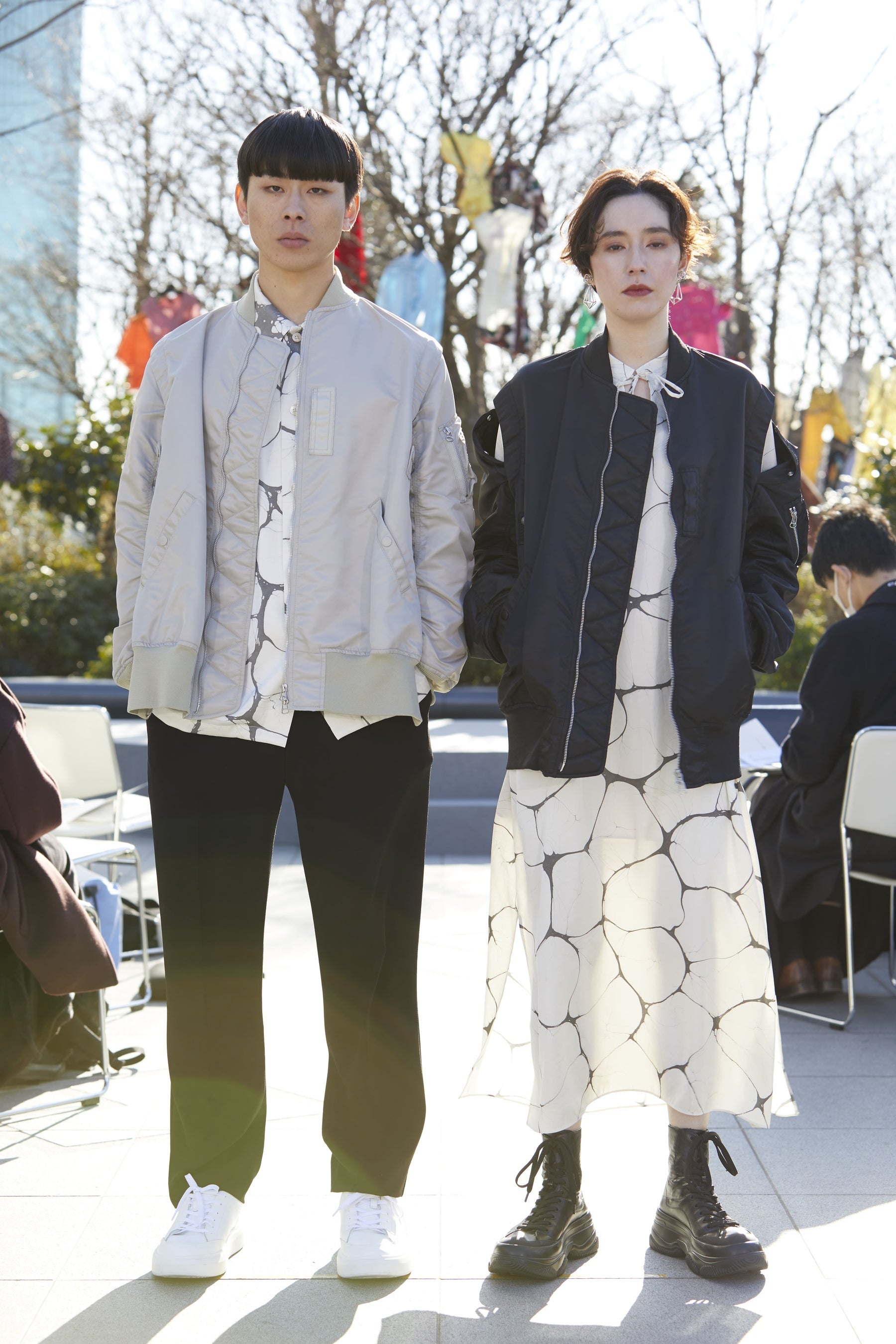 「08sircus」のジェンダーレスアイテムの カットソーとシャツを着用