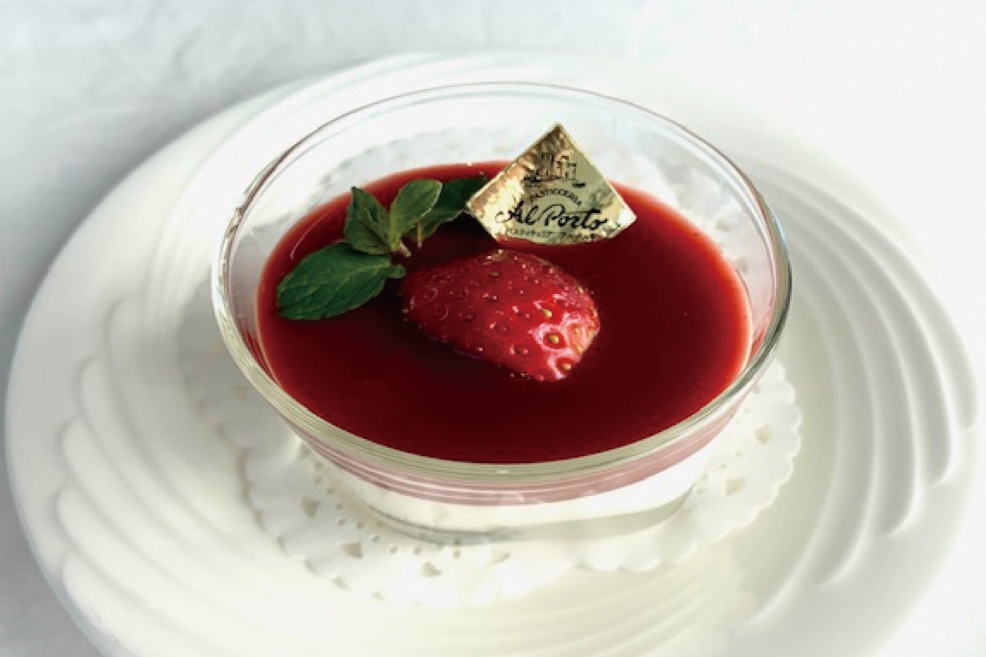 アルポルト特製パンナコッタ苺ソース
