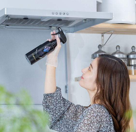 ＜グリポン＞ しつこい油汚れを落としたい。でも、毎日使うものだから環境にやさしいものを選びたいーそんな声に応えるのが、廃油のグリセリンと植物由来の原材料を使用したアルカリ洗剤「グリポン」。長年、廃棄物処理会社を運営してきた企業のノウハウが詰まっています。