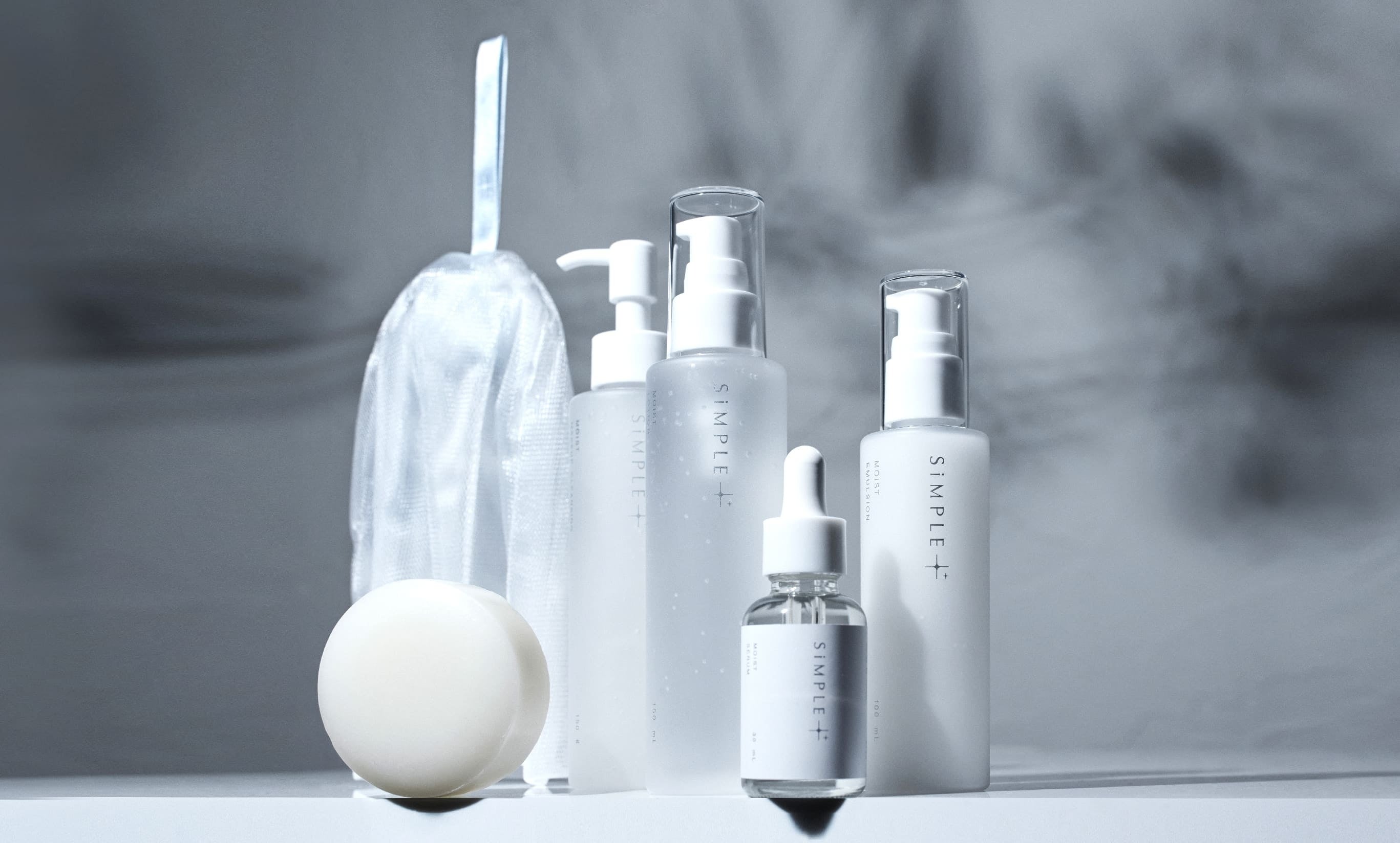 ＜SiMPLE++（シンプルプラスプラス）＞ 生まれつき大きな肌トラブルと向き合ってきた女性の切実な体験をもって誕生。 肌が揺らぎやすい方や、ミニマムなケアで労わりたい方へ、 必要な成分だけを厳選し肌にストレスとなるものは添加しないスキンケアシリーズです。