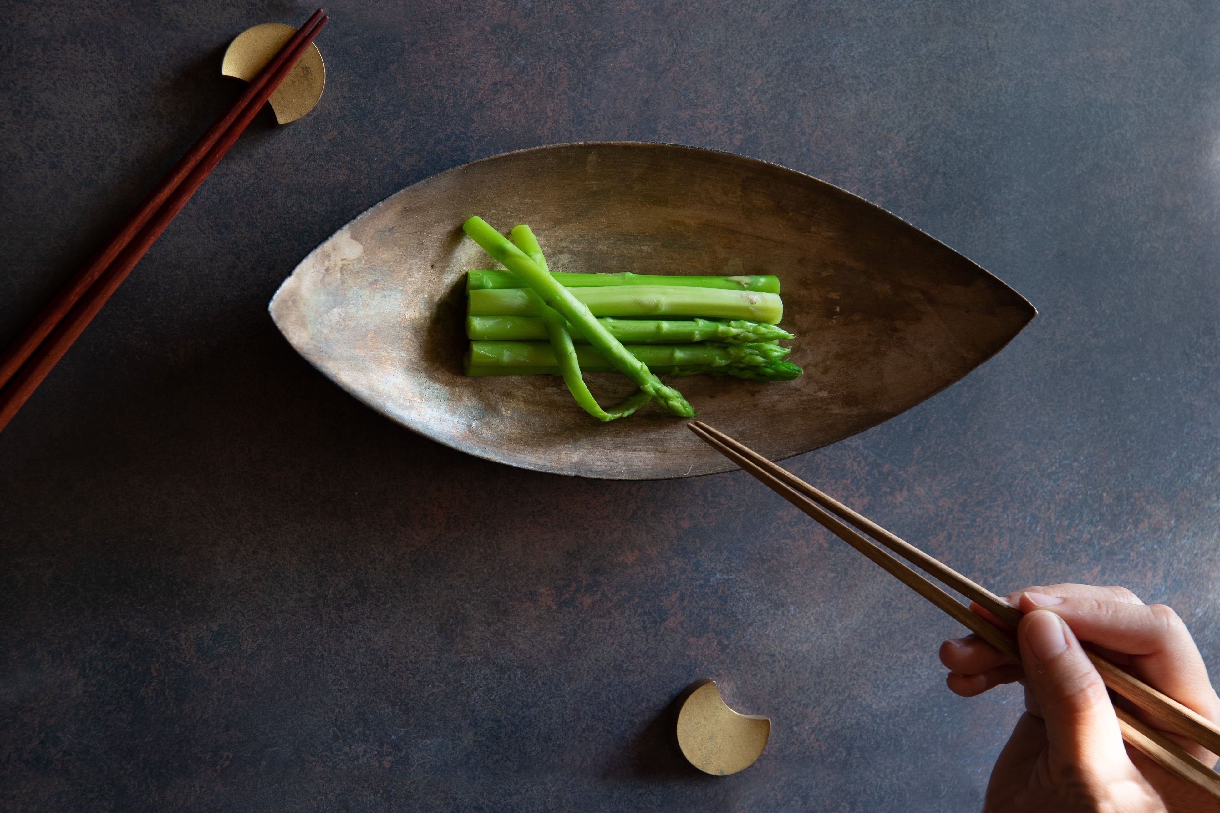 ＜itten（イッテン）＞スマートフォンを使って、おひとりおひとりの手のサイズをテクノロジー技術により計測。 一膳一膳、手づくりでお客様の手のサイズに合わせた、 一点物のお箸「itten」をご提供。 まだ味わったことがない「特別な食体験」へと誘ってくれます