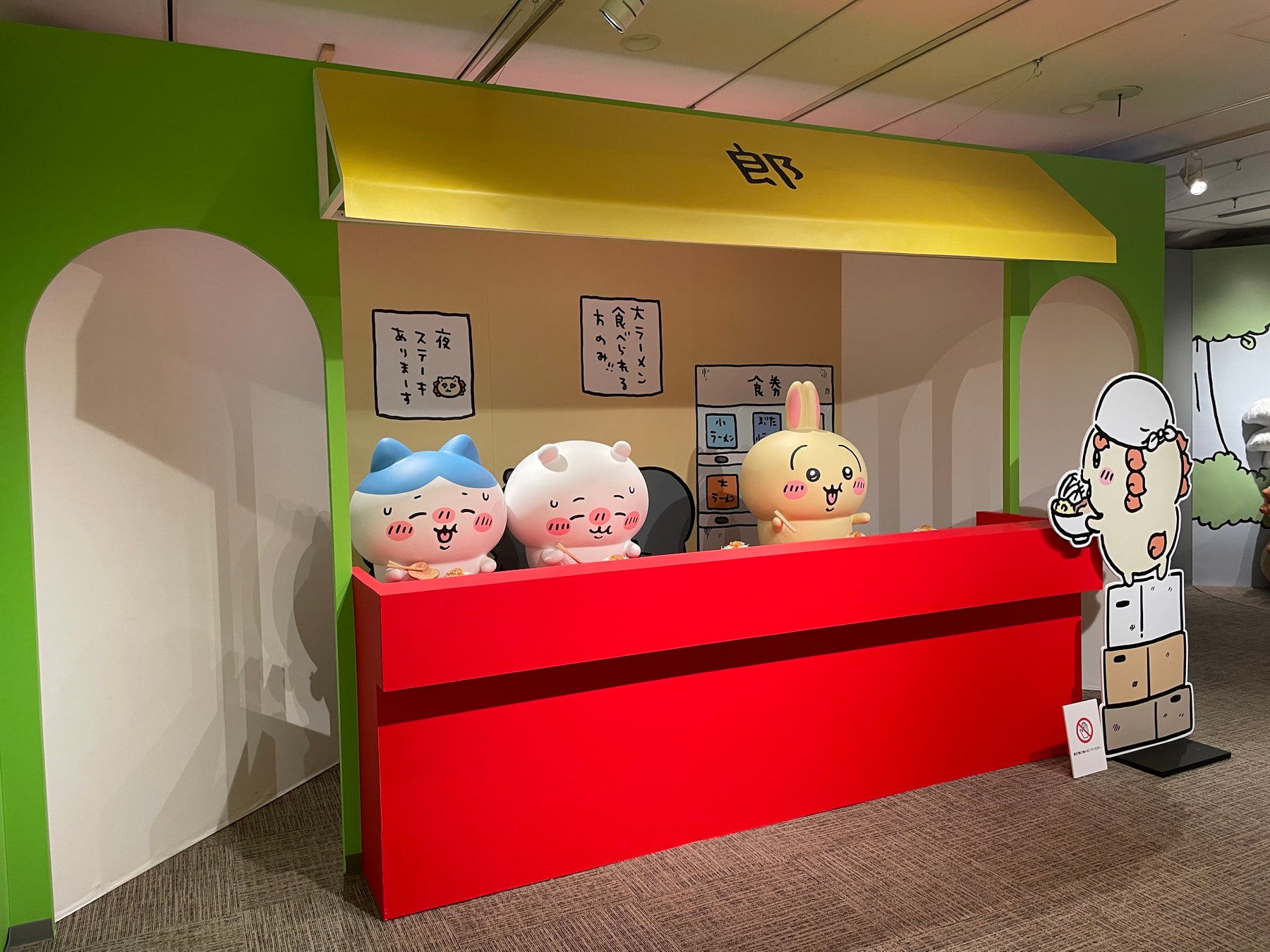 『ちいかわ』の世界で人気のラーメン店「郎」を再現したフォトスポット