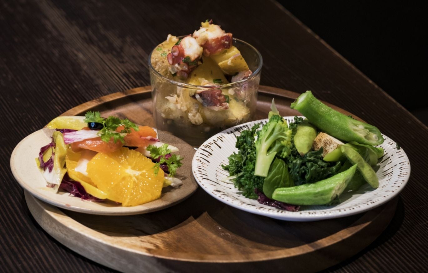 DELI & MAIN A SET(選べるデリ 2 品、選べるメイン料理、スープ、ごはん、ドリンクバー付き)税込 1,850 円 ※写真はデリカテッセンのイメージです