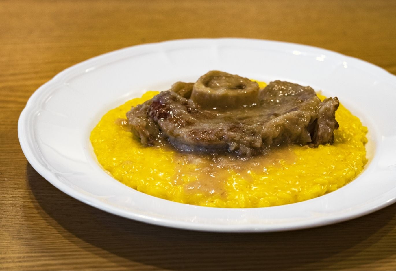 オッソブッコ アッラ ミラネーゼ（仔牛スネ肉の煮込み サフランリゾット添え） 税込5,500円
