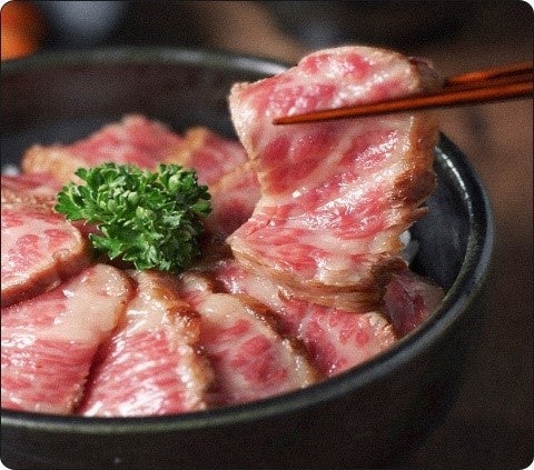 ▲【焼肉正】阿蘇あか牛カルビ丼　税込2,590円