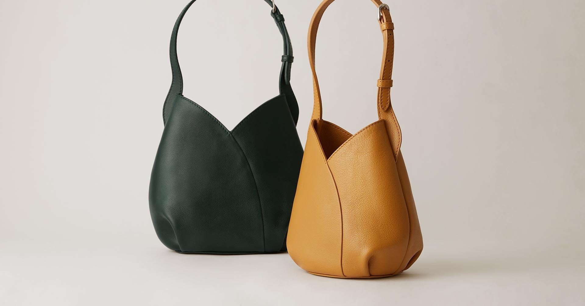 ▲立体的なフォルムで凛とした佇まいの定番バッグ「ミズバショウ」ほか、多数の商品をラインナップ