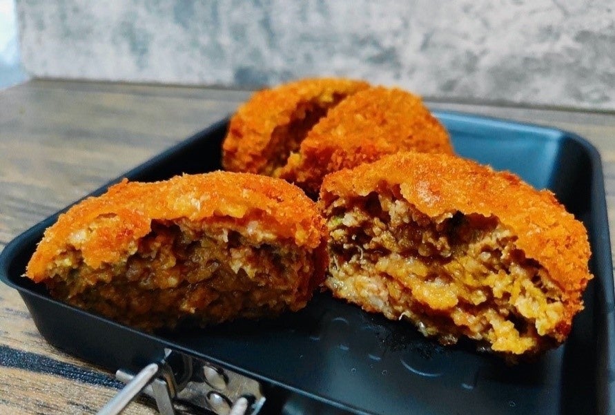 ▲増量カレーメンチ　税込300円／1個