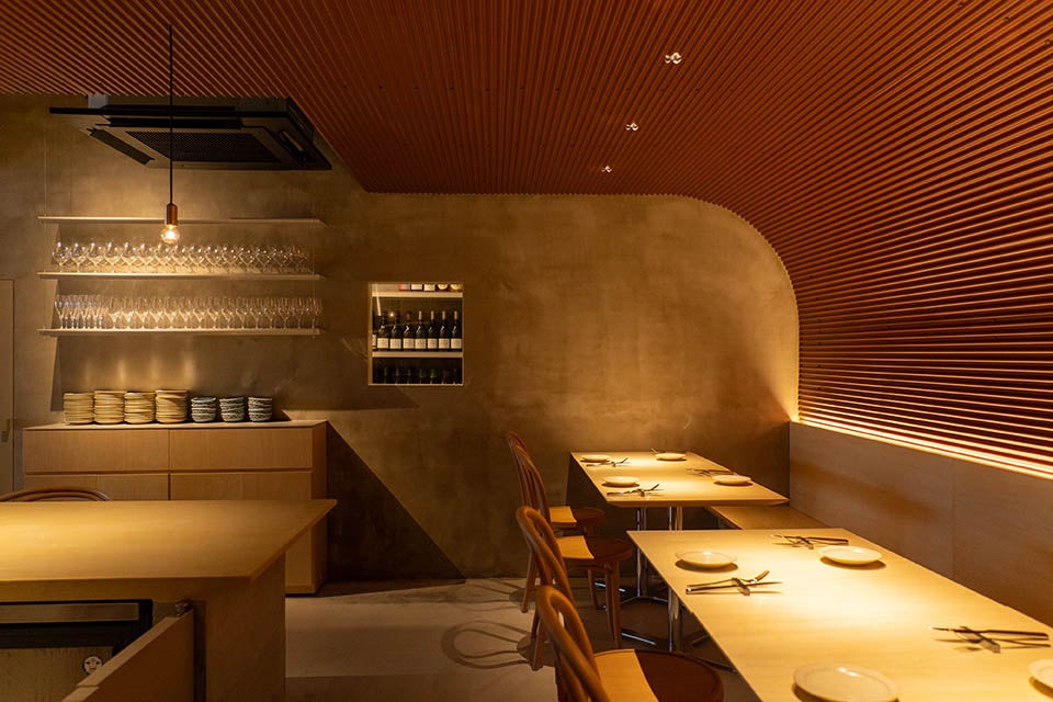 曲線や間接照明、自然素材があたたかみを生み出す