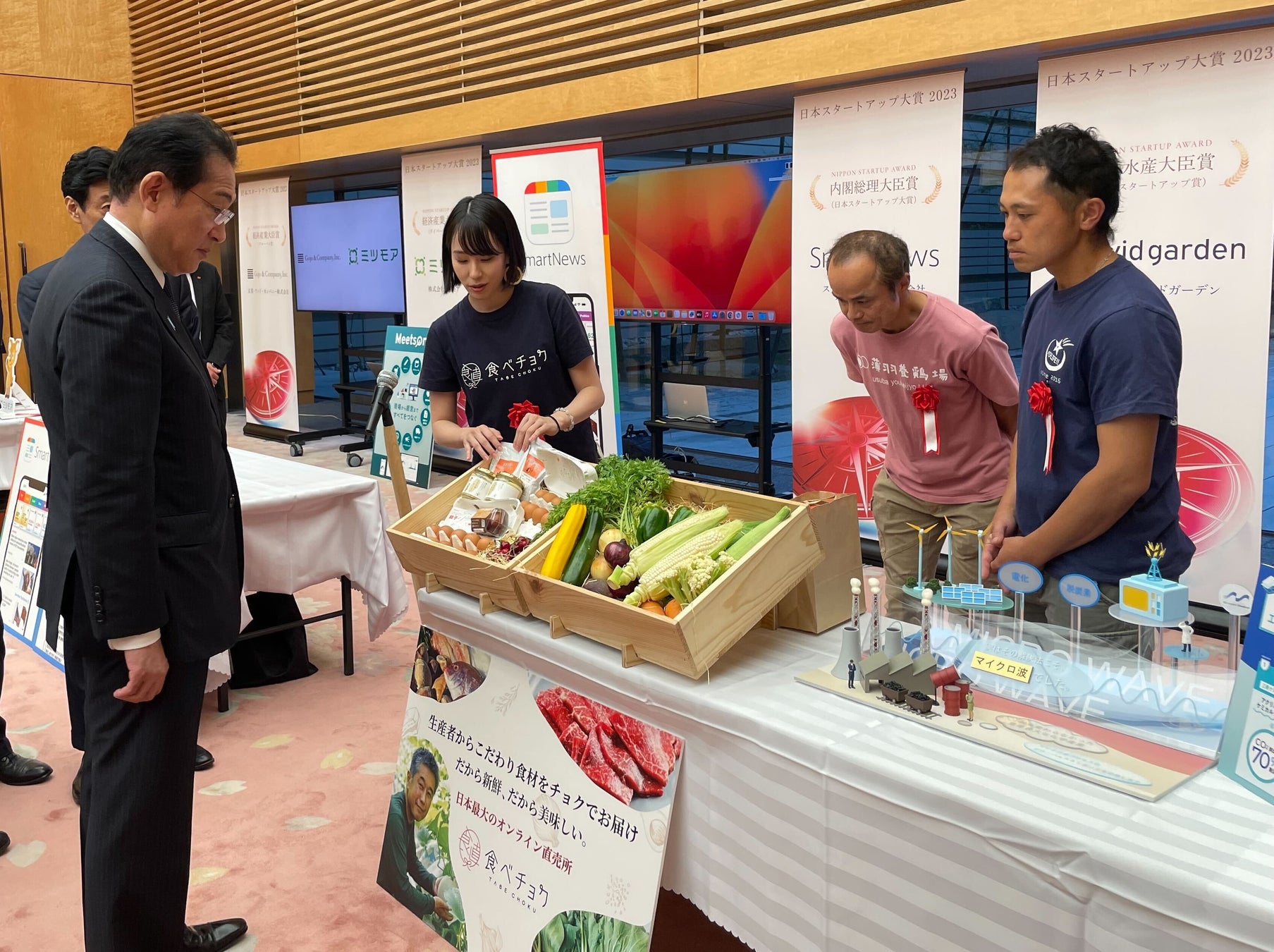 岸田総理に説明する代表秋元