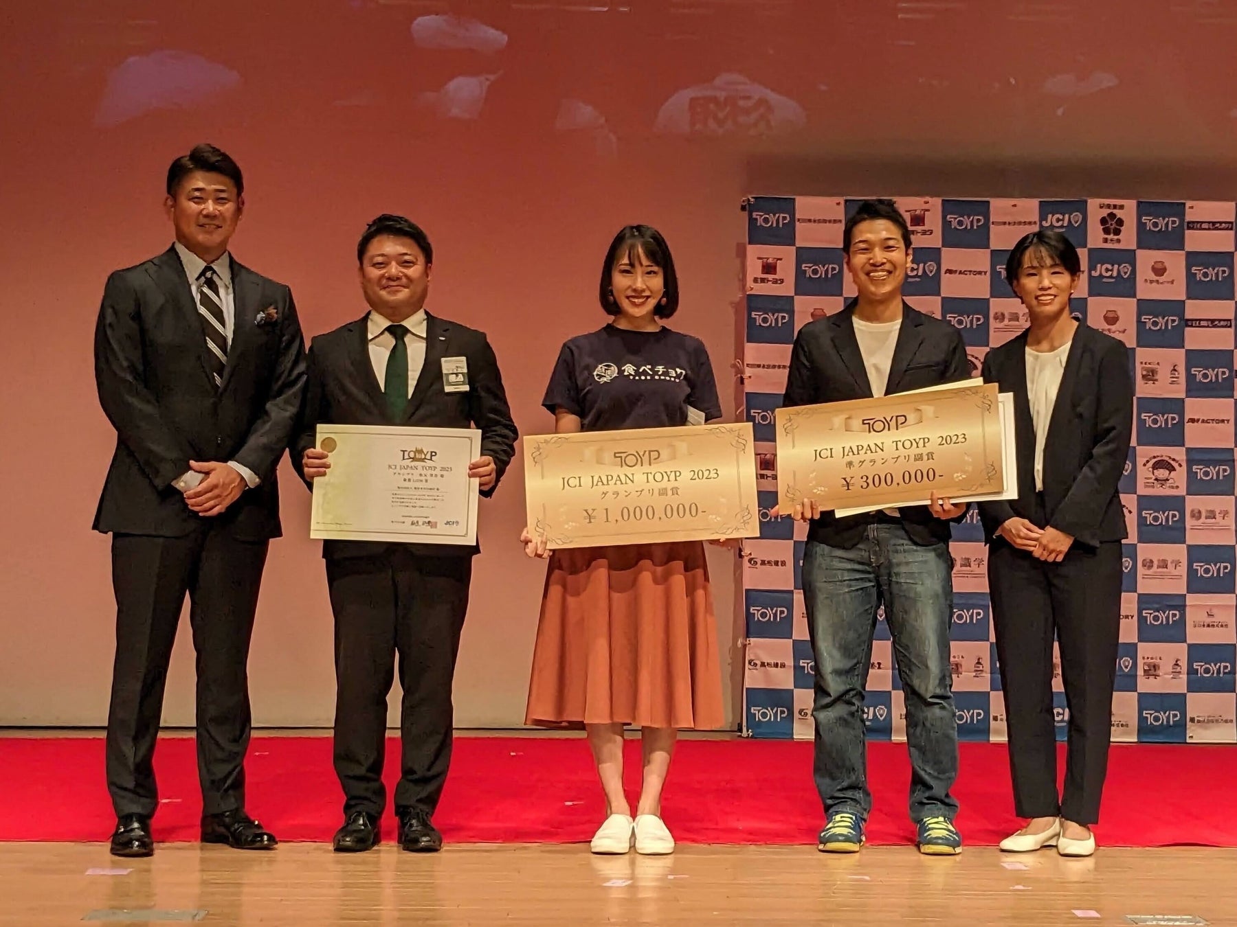 写真左より、元プロ野球選手 松坂大輔氏、横浜青年会議所理事長 中村晃大氏、食べチョク代表 秋元、株式会社ピリカ代表 小嶌不二夫氏、元柔道選手 松本薫氏