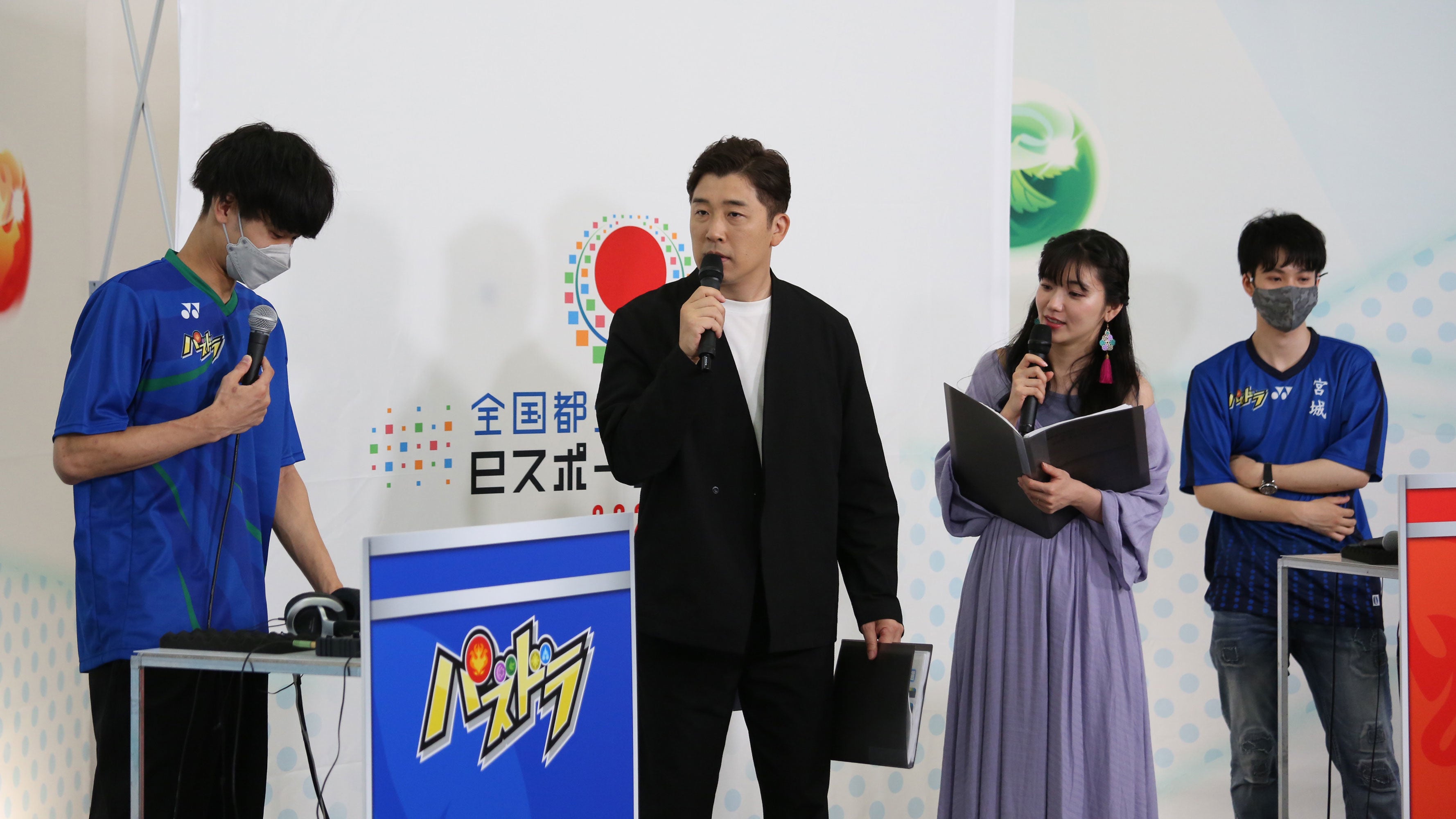 選手と一緒に熱戦を盛り上げたMCのあべこうじさんとアシスタントMCの松嶋初音さん