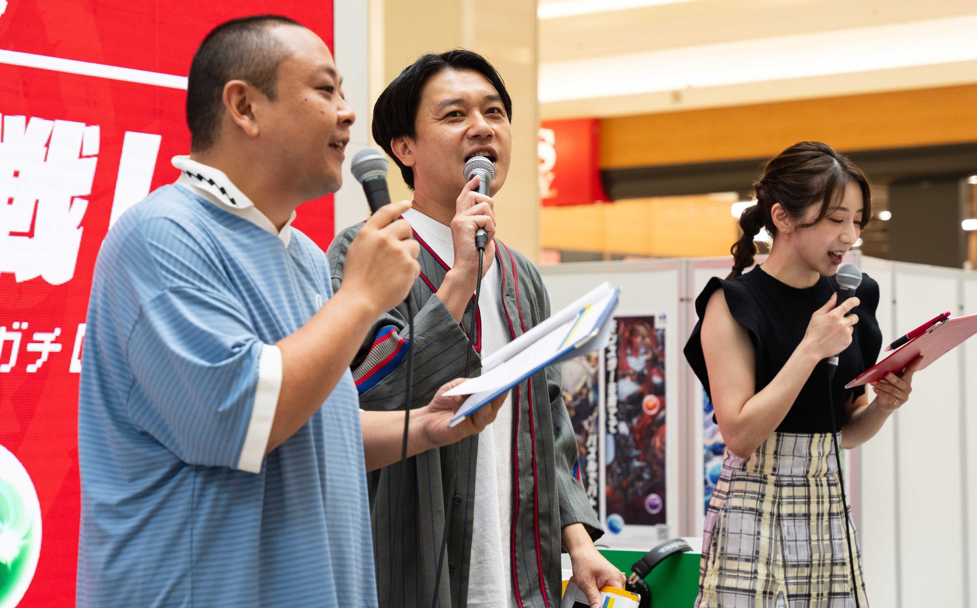 MCの赤羽健壱さん、児玉智洋さん(サルゴリラ) 、アシスタントMCの坂本麻子さん