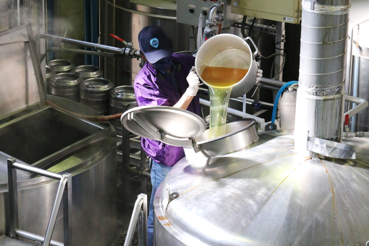 グラブジャムンのシロップを煮沸釜に投入