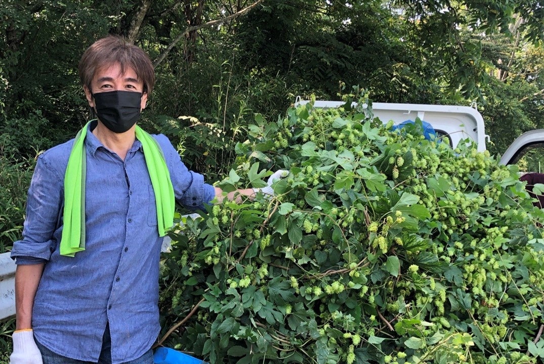 ホップを積み込んだトラックと、サンクトガーレン代表取締役の岩本