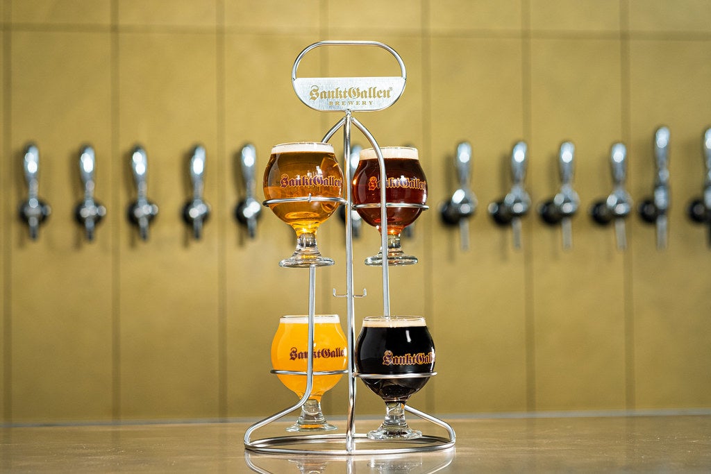 4杯選べる飲み比べセット1,320円(税込)なら、3年分のバーレイワインが一気にお試し頂けます。ハイアルコールにつきグラス半量程度でのご提供となります。