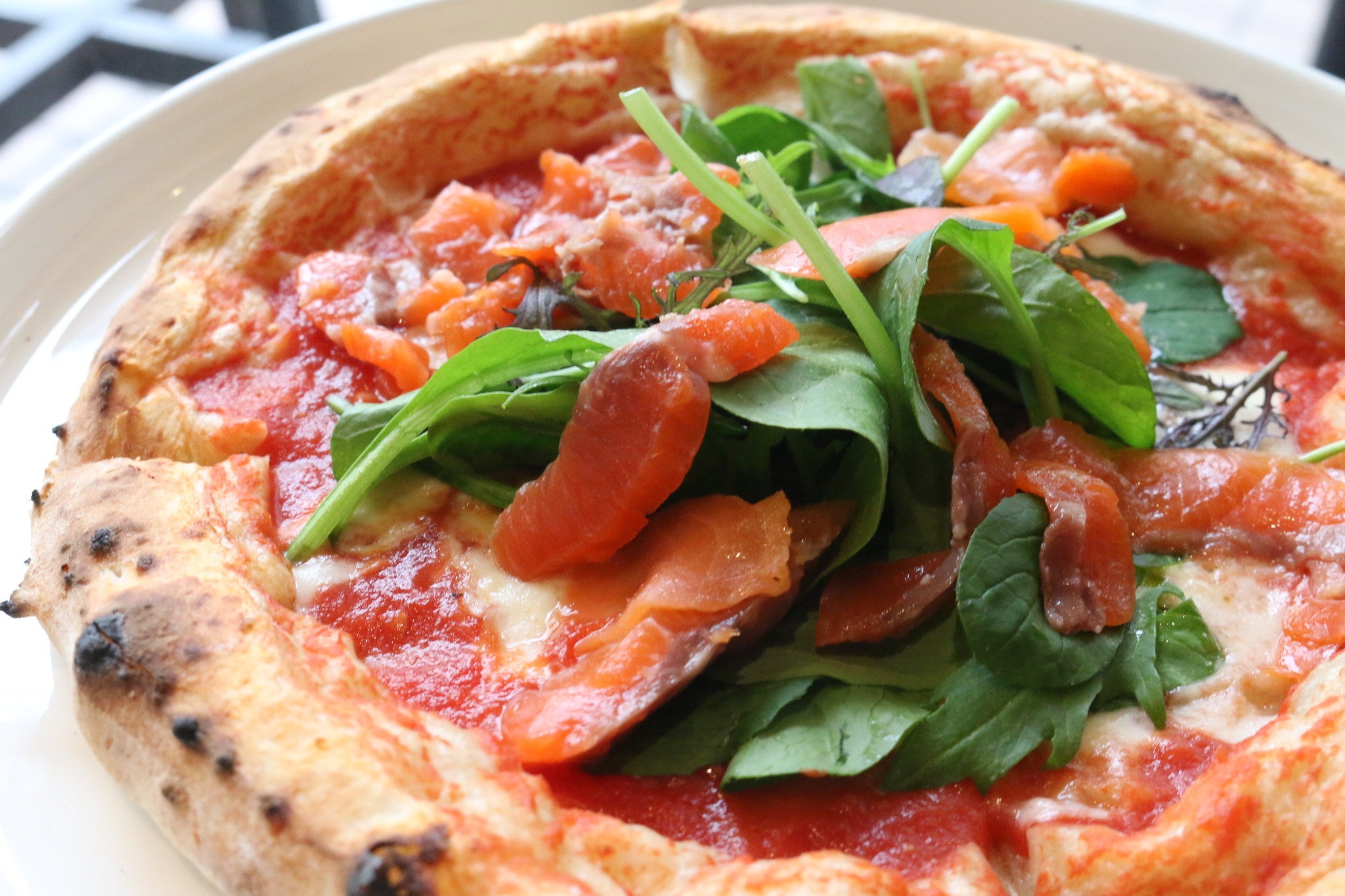 ピザの一例（スモークサーモンのピザ「サルモーネ」）