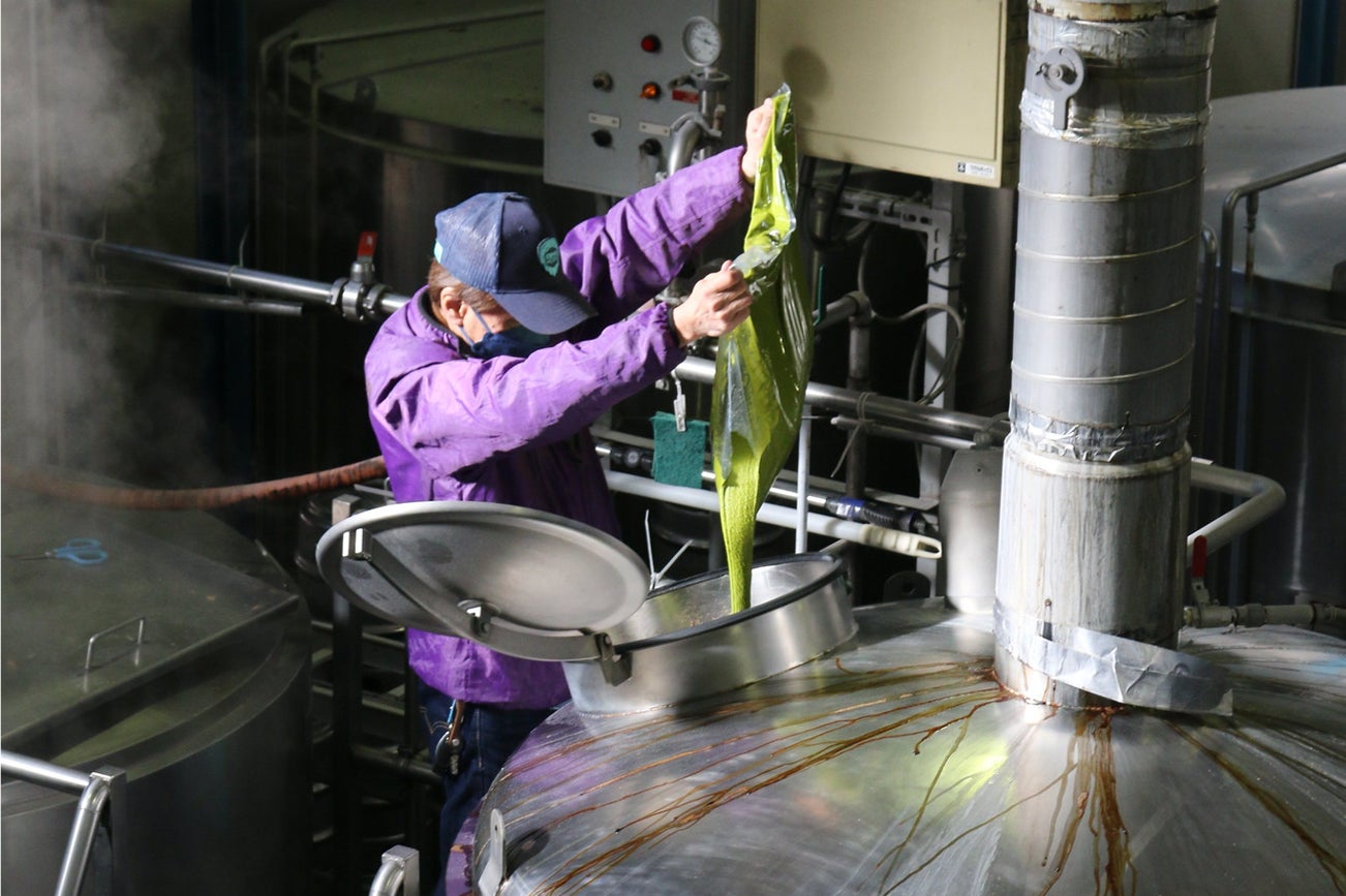 ピスタチオペーストを麦汁と合わせて煮沸