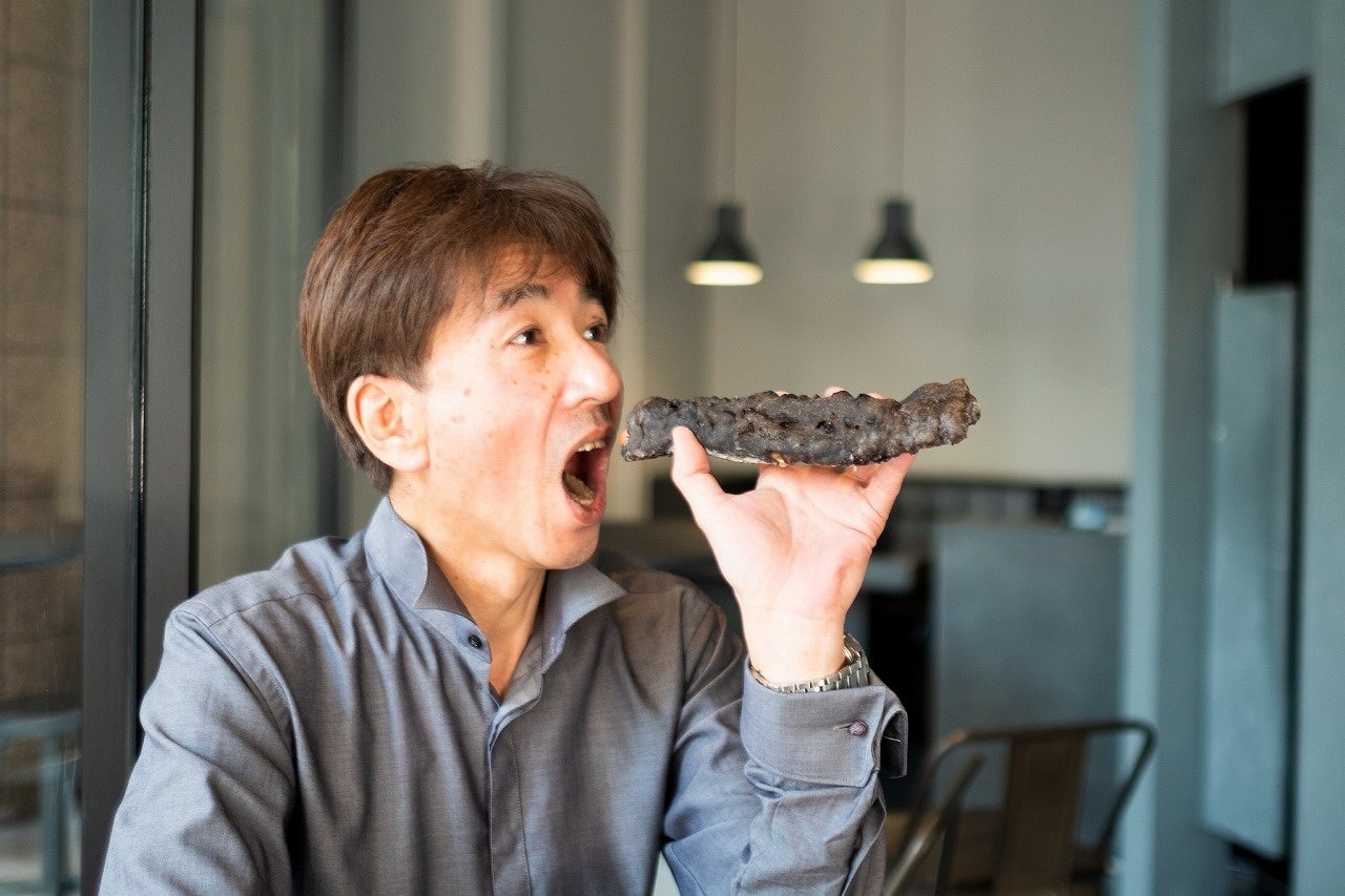 今年の恵方、南南東を向いて丸かぶり（オーナーの岩本）