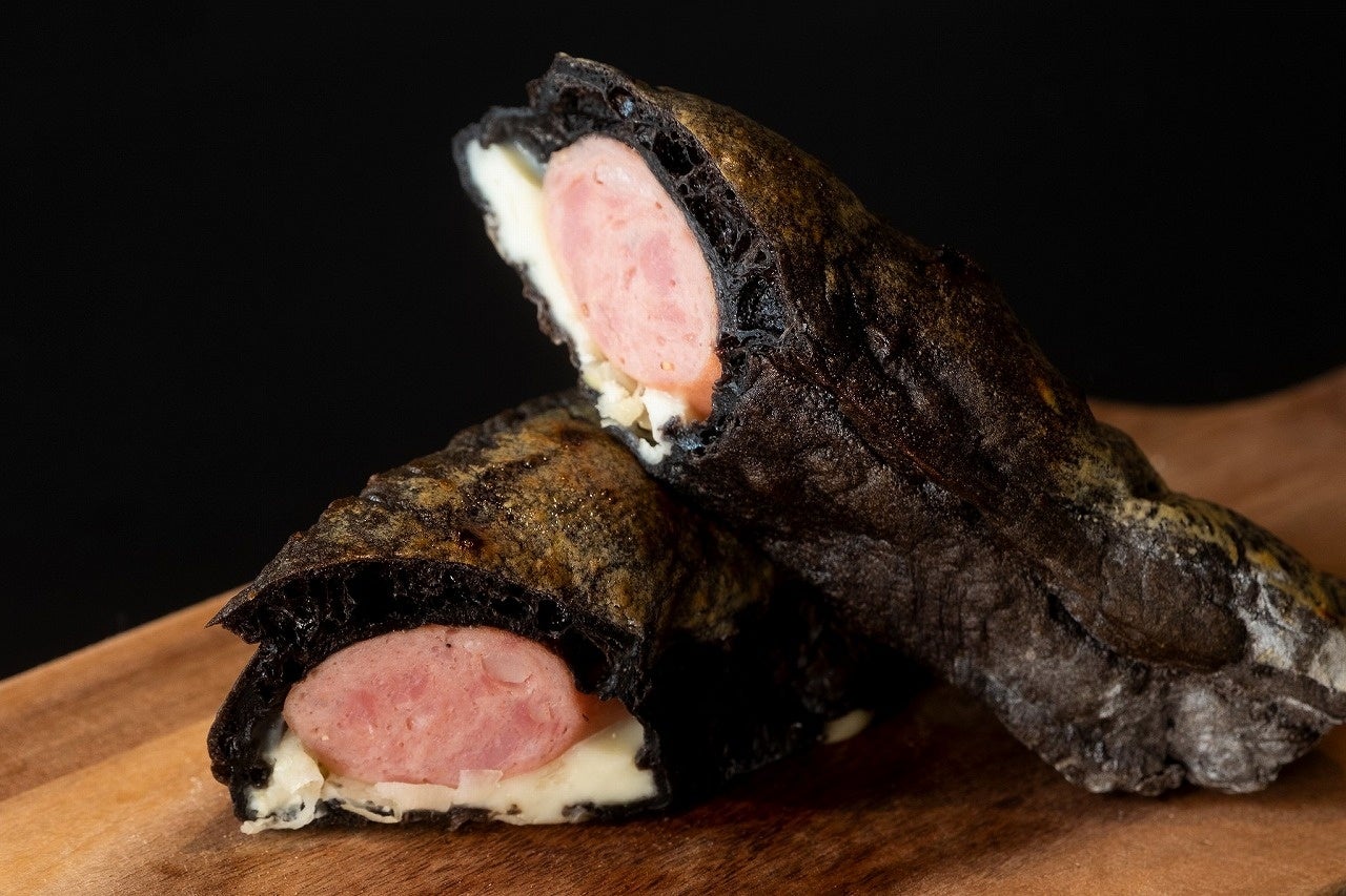 恵方巻ピザ断面。中にはモッツアレラチーズとロングソーセージ