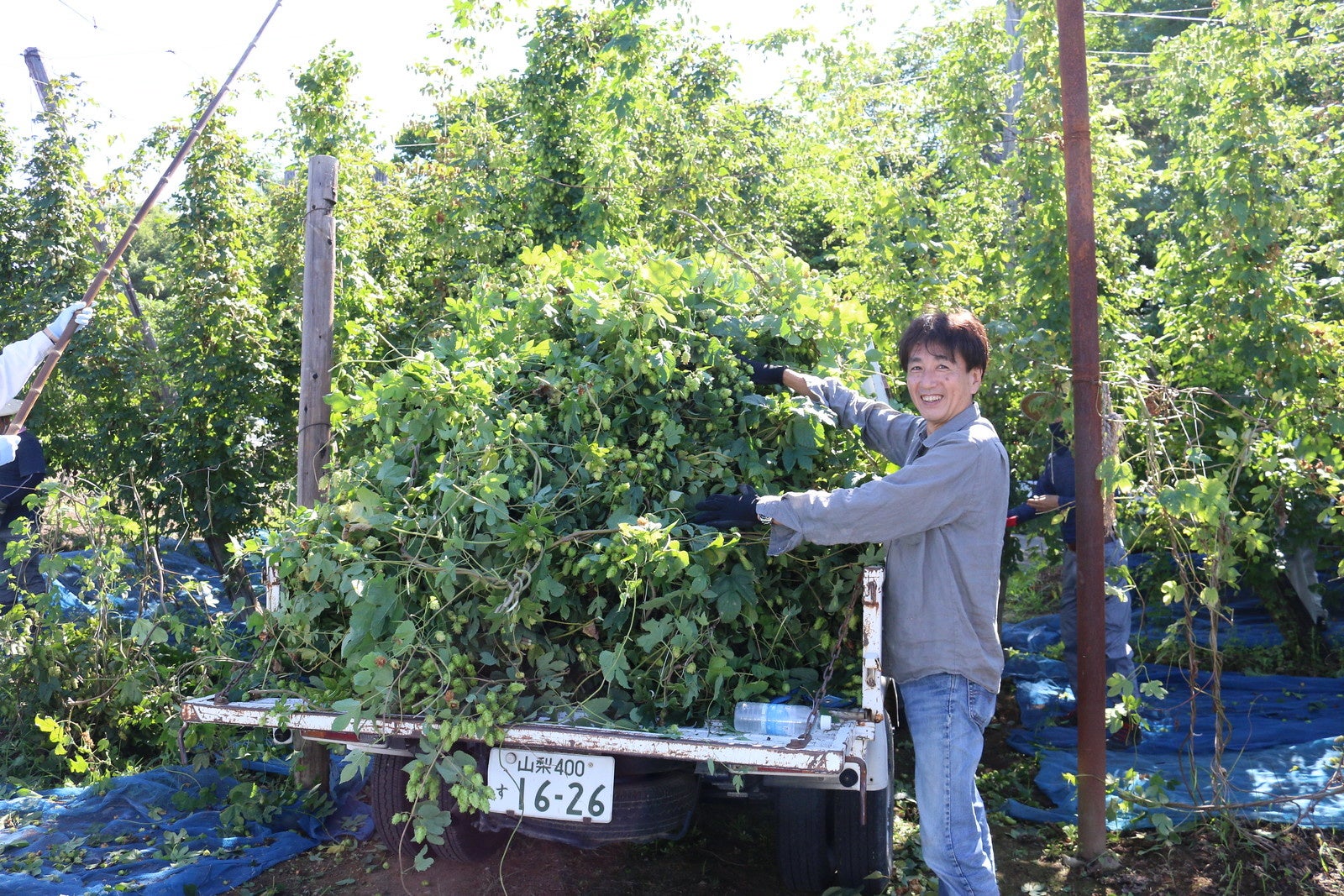 ホップを積み込んだトラックと、サンクトガーレン代表取締役の岩本
