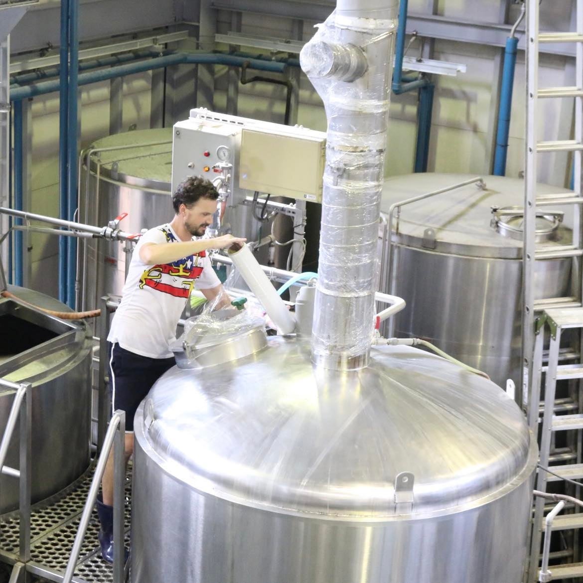 釜のふたをフィルムで覆っている様子