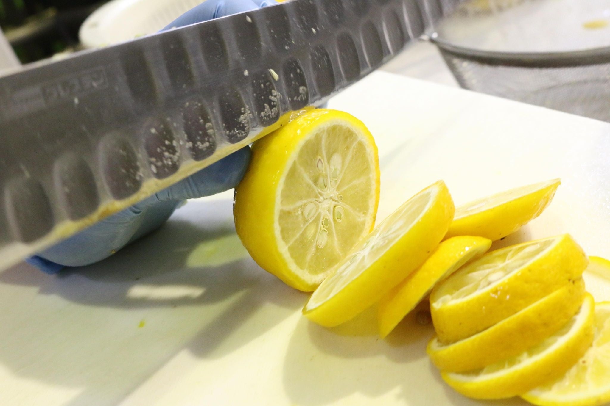 賀正ビール製造風景。1個1個手作業で丁寧に柚子を切っています