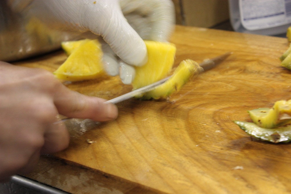 カットしたパイナップル