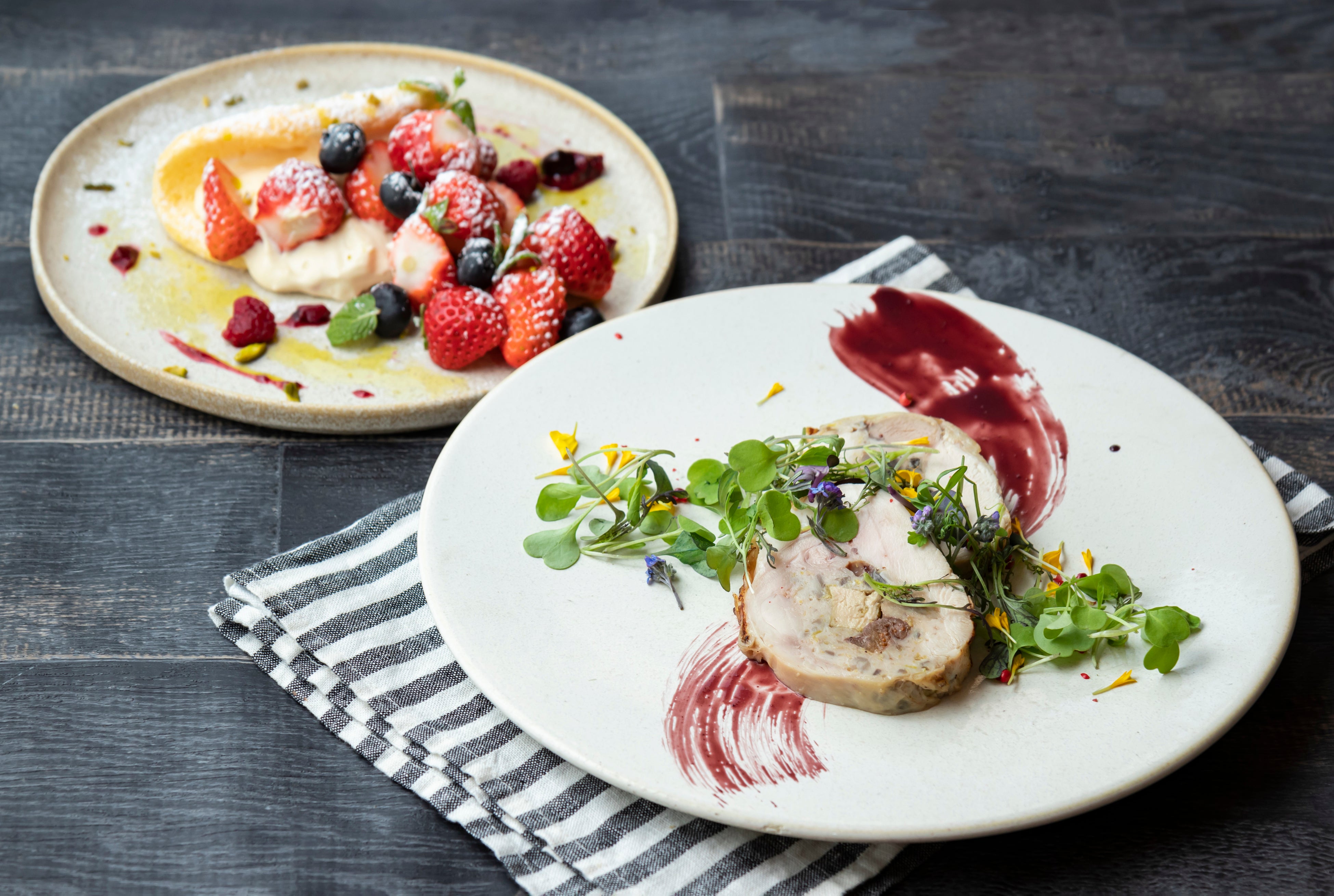 (左) いちごとピスタチオのオムレット 1,300円  (右)トリュフとフォアグラ 2種のガランティーヌ 1,200円