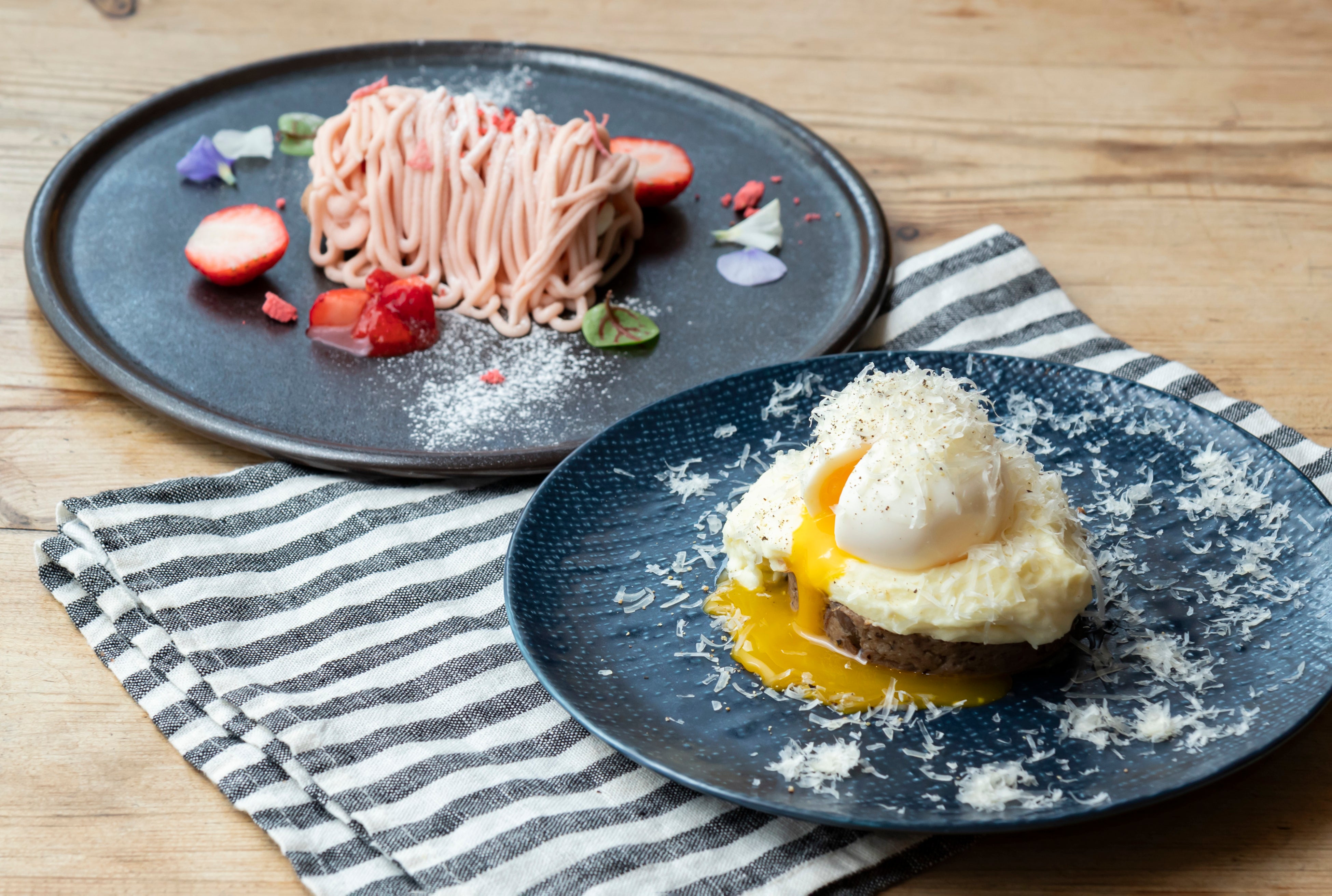 (左) 桜咲くいちごのモンブラン 1,000円  (右)ティエド・アッシェパルマンティエ 880円