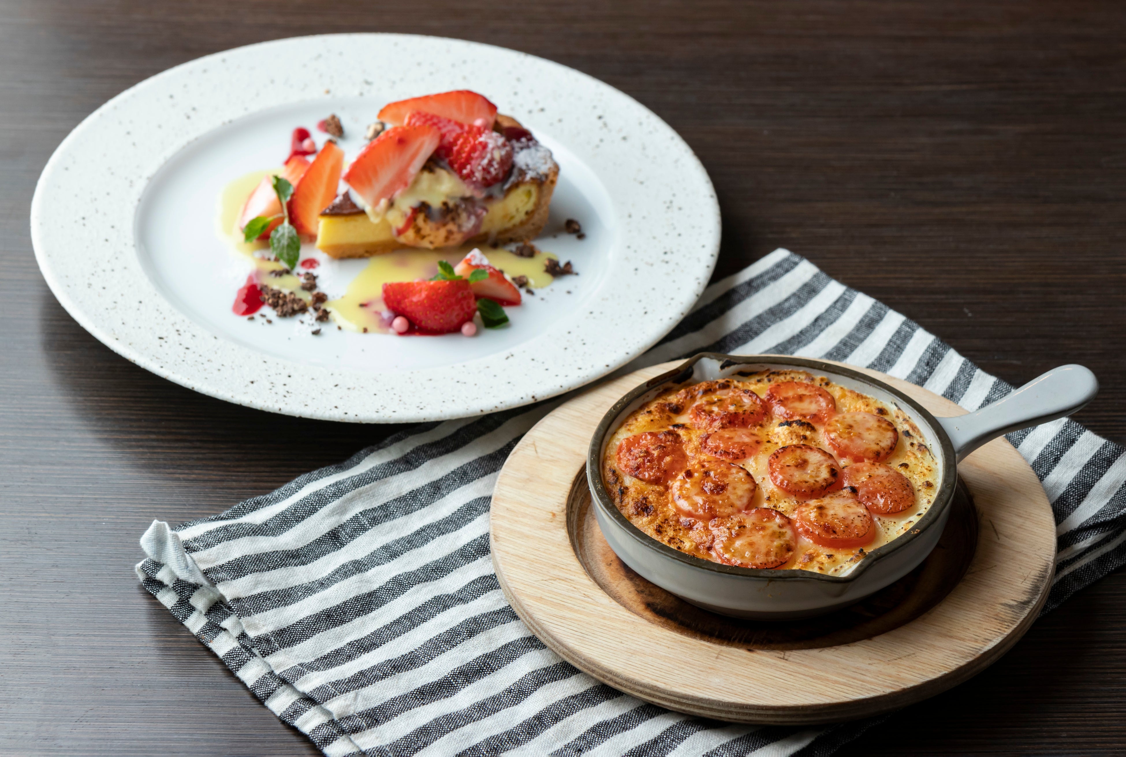 (左)タルトフロマージュとレモン香るシブースト 1,000円  (右)豚ほほ肉のアッシェパルマンティエ 900円