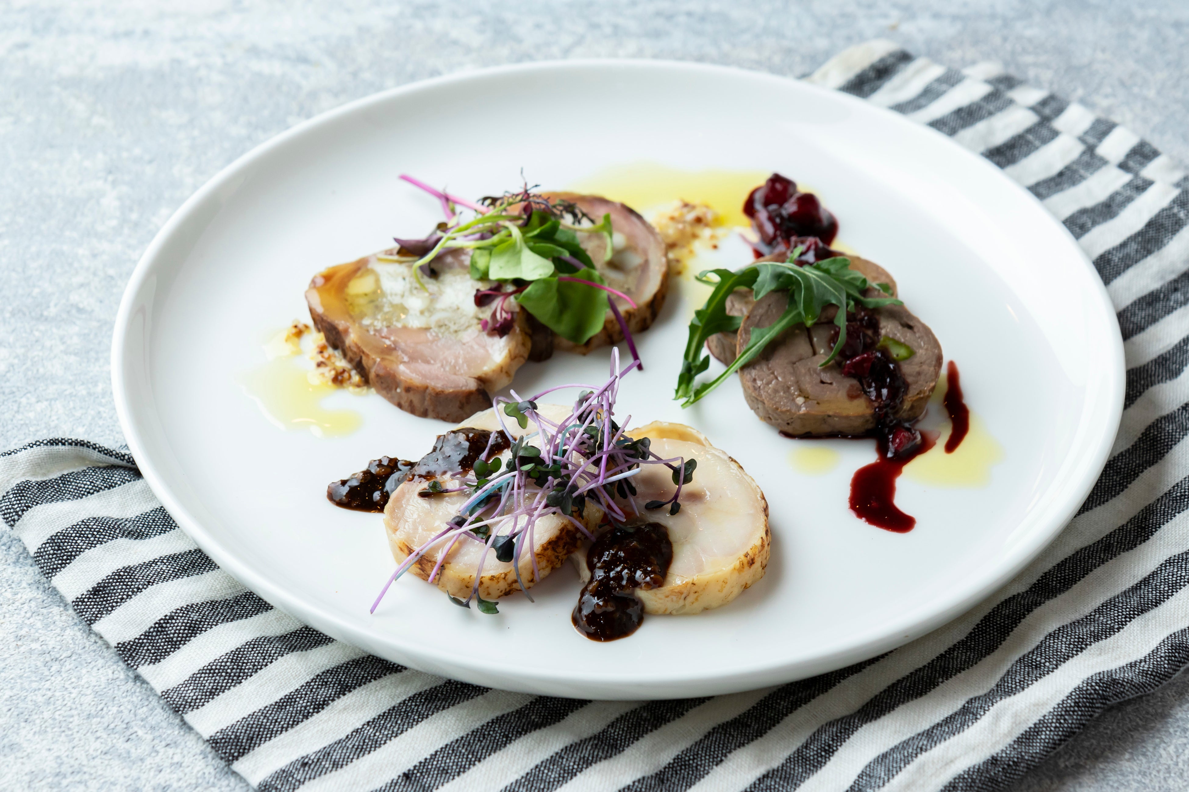 3種のもも肉（奥丹波鶏、蝦夷鹿、シャラン鴨）のガランティーヌ 1,200円