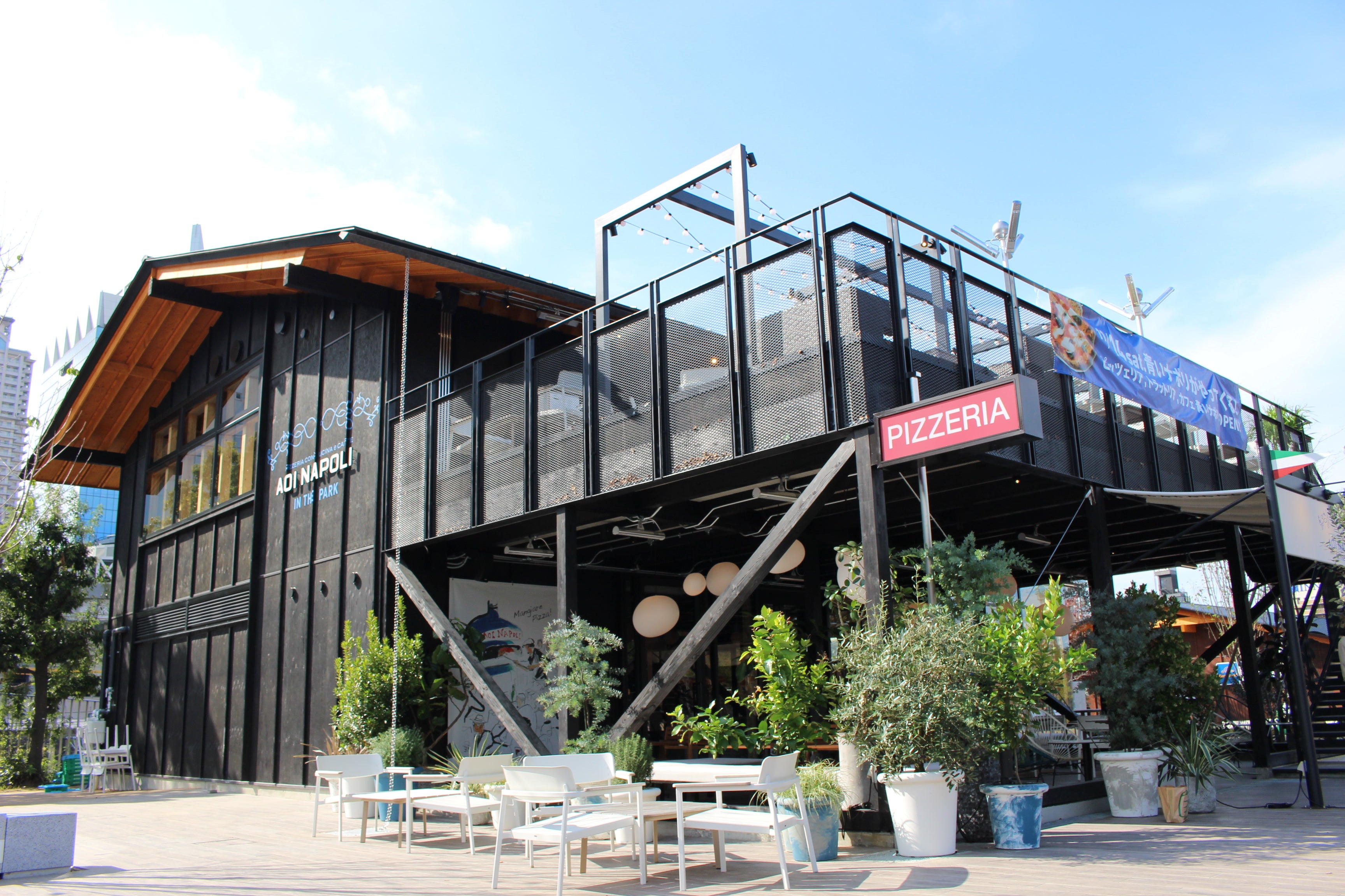 1F・2Fのテラス席は合わせて100席以上