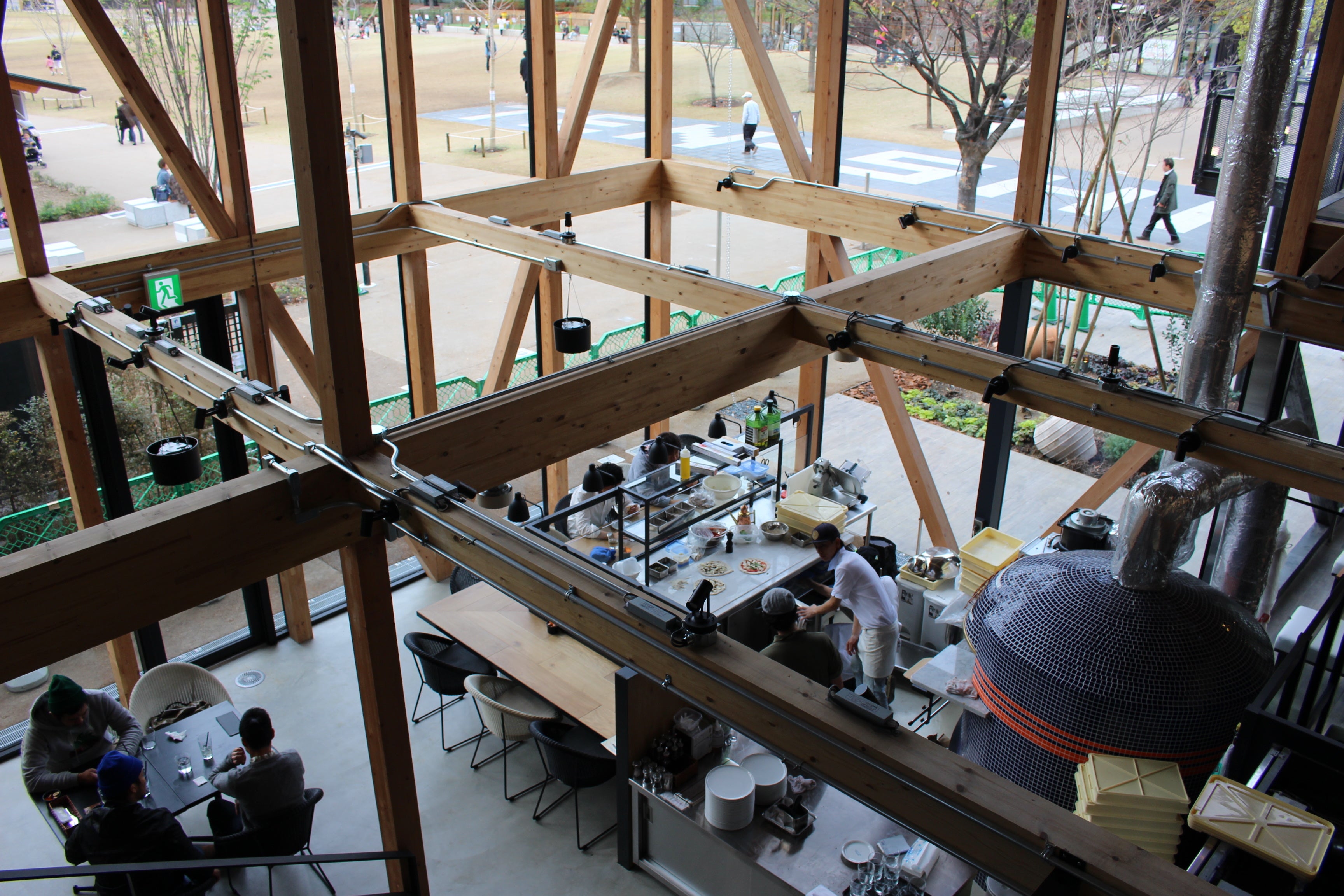 一面ガラス張りで、吹き抜けが開放的な店内