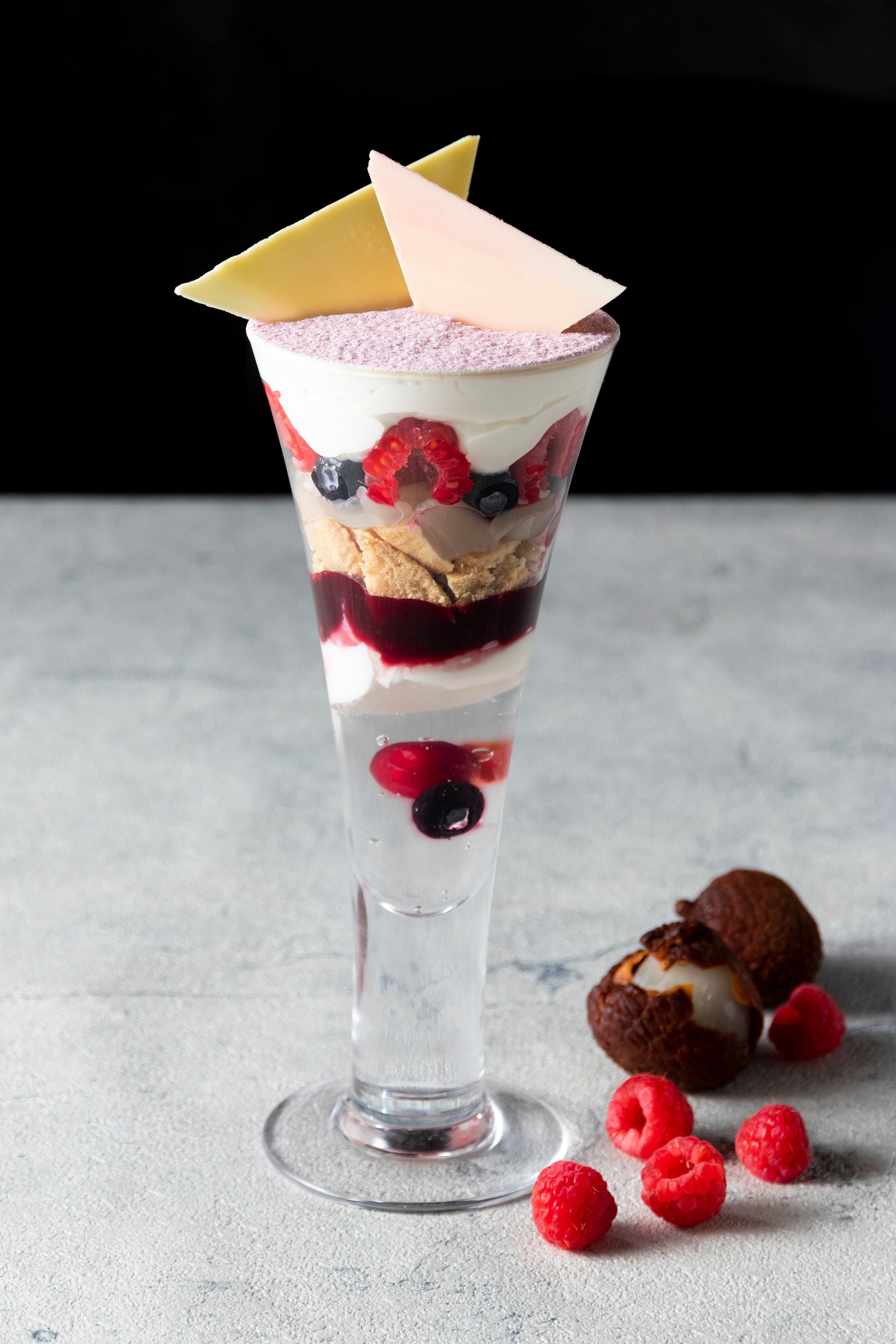 初夏を彩る２種のスイーツが新登場 大丸心斎橋店７f Tuffe Terrace Eat にて 清涼感ある大人のパフェ ライチとベリーのパフェ ジューシーな パイナップルタルト 5 9 販売開始 株式会社バルニバービのプレスリリース