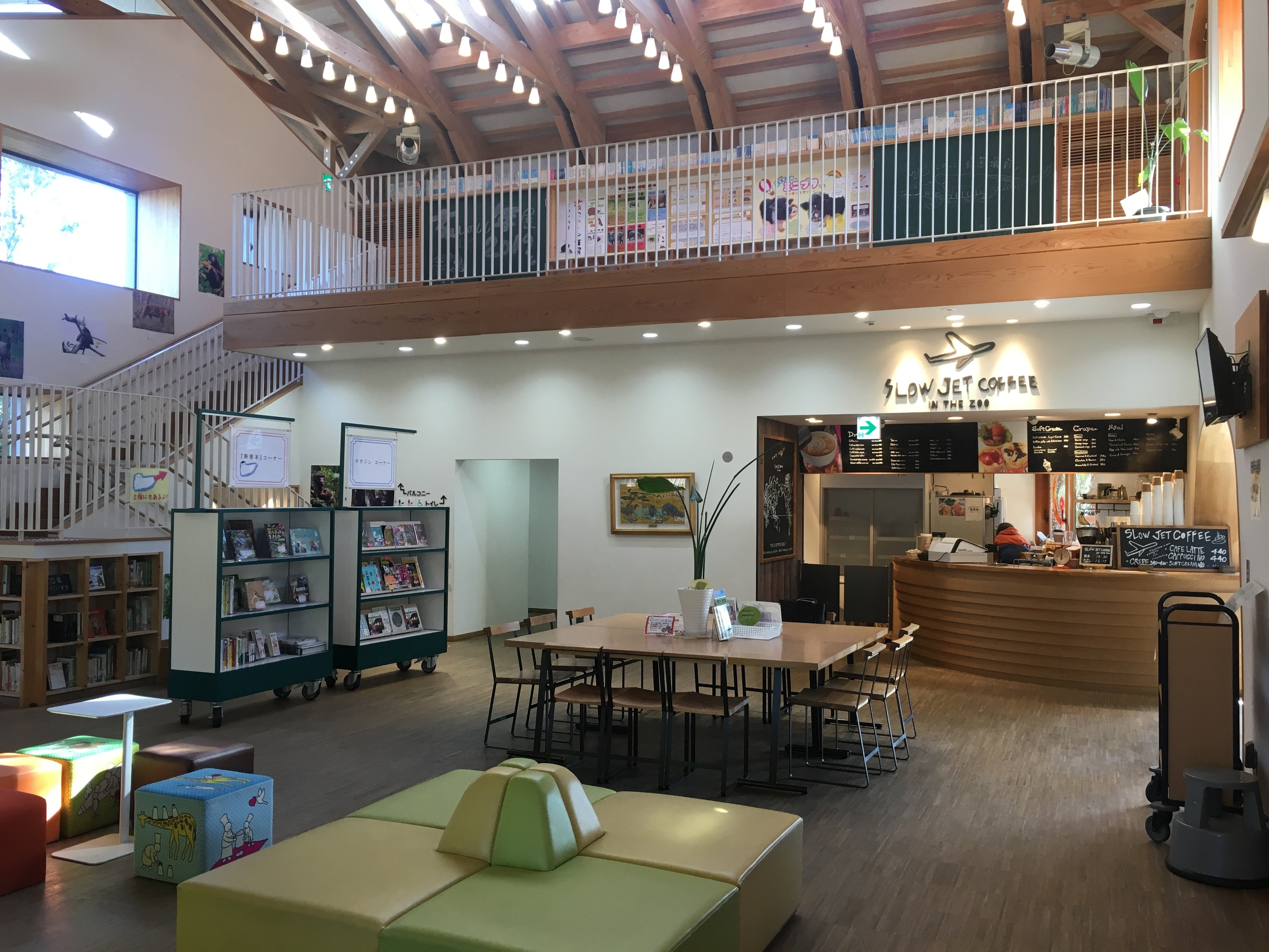 図書館内やテラス席でのご飲食も可能です