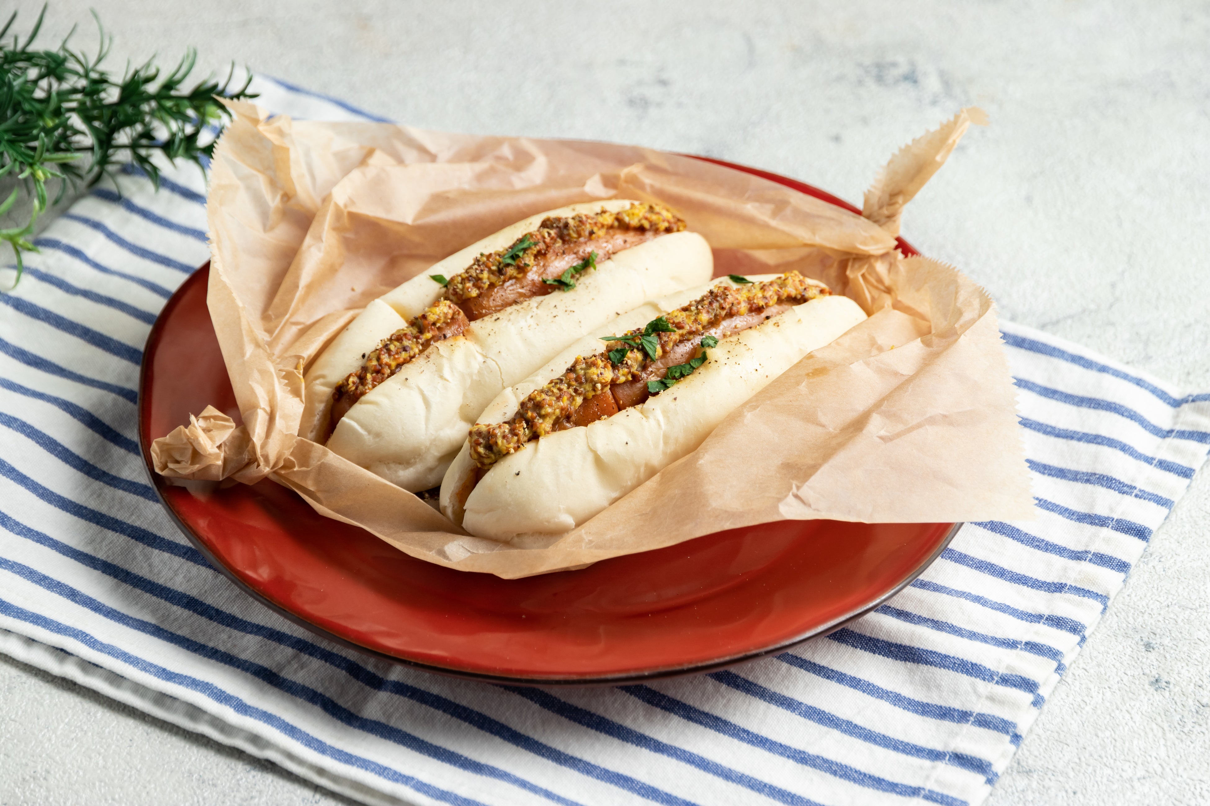 明日香村の燻製ソーセージと米粉パンのホットドック　1,000円