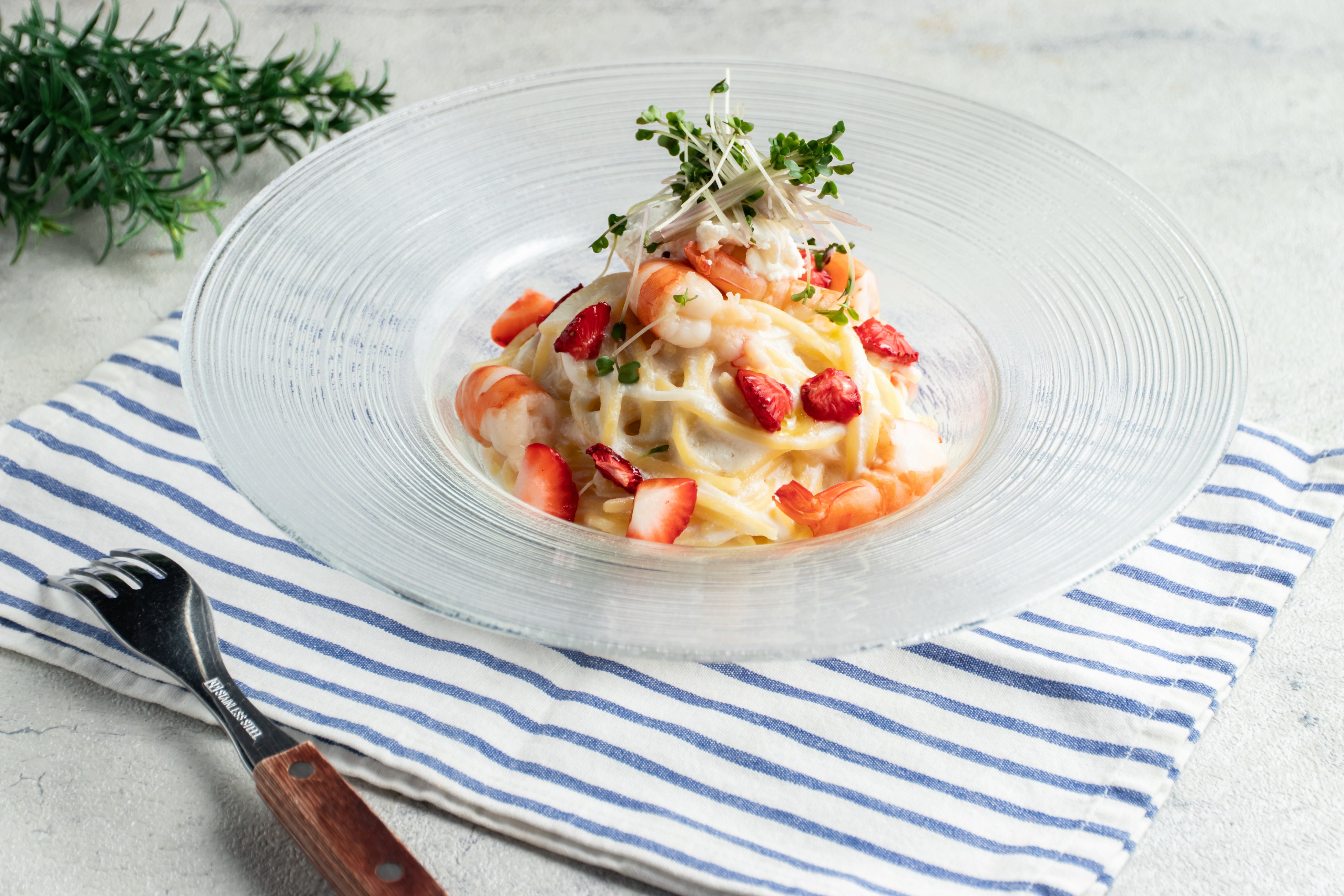  海老とリコッタチーズのパスタ　明日香村のイチゴのアクセント 　1,500円