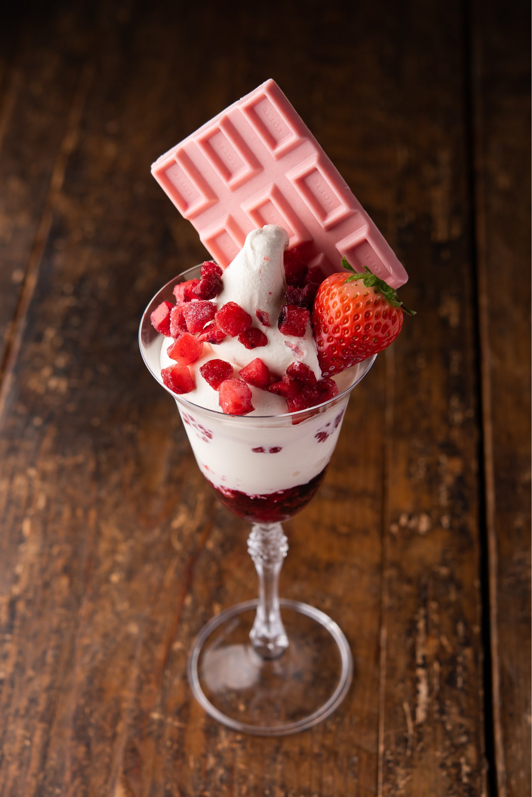 北海道ミルクと淡路島苺のパフェ